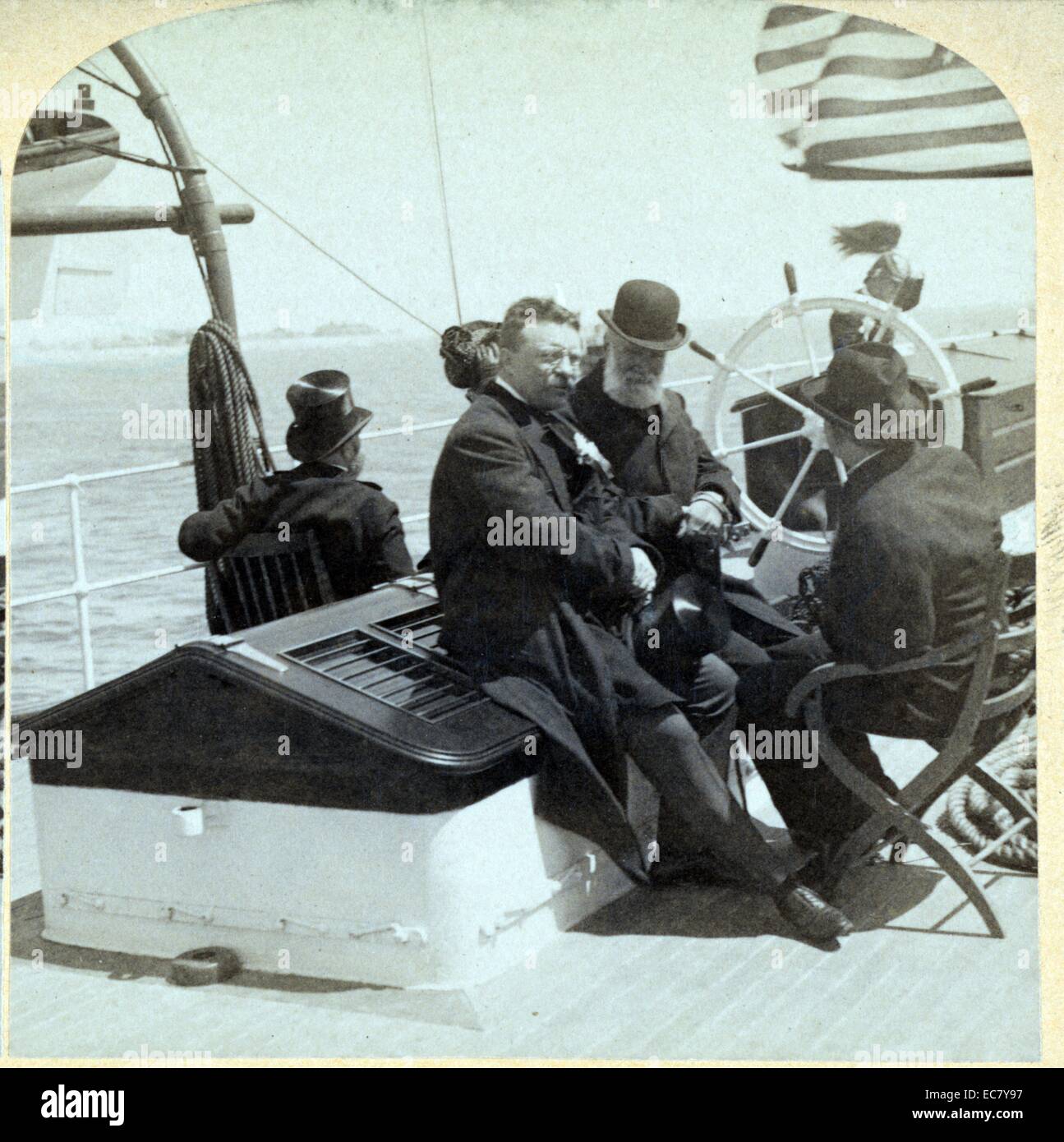 Il presidente Roosevelt, giudice Simonton e giudice Brawley, chattare su 'Algonquin, " porto di Charleston, S.C.' Stereografia mostra Roosevelt (1858-1918) con giudici William Hiram Brawley e Charles Henry Simonton e altri uomini seduti su una barca. Foto Stock