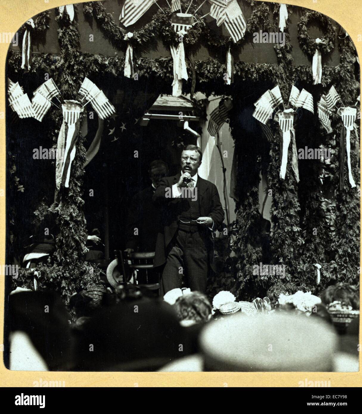 "Avete inteso che i migliori prodotti di Stato erano i suoi uomini e donne". Il presidente Roosevelt a Proctor, Vt.' Stereografia mostra Roosevelt (1858-1918) parlando a una platea. Foto Stock