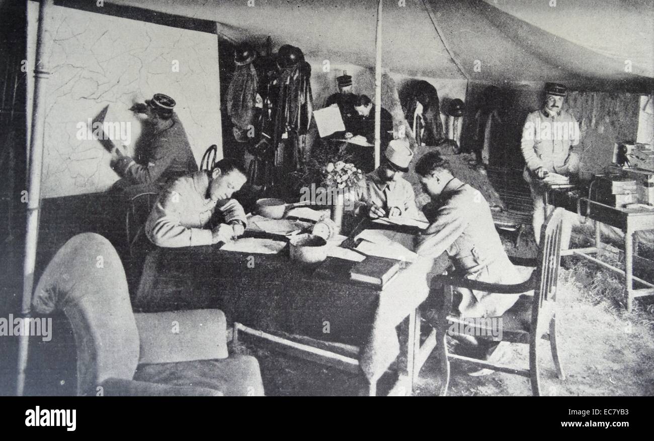 Francese air corps funzionari dell'intelligence pianificare una campagna durante la prima guerra mondiale 1917 Foto Stock