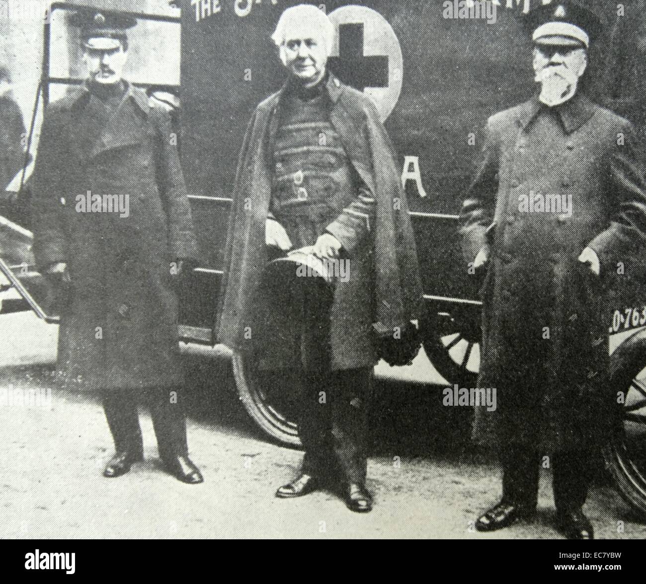 Generale Bramwell Booth con esercito della salvezza ambulanze; per la Croce Rossa per uso in Russia; la prima guerra mondiale 1916 Foto Stock