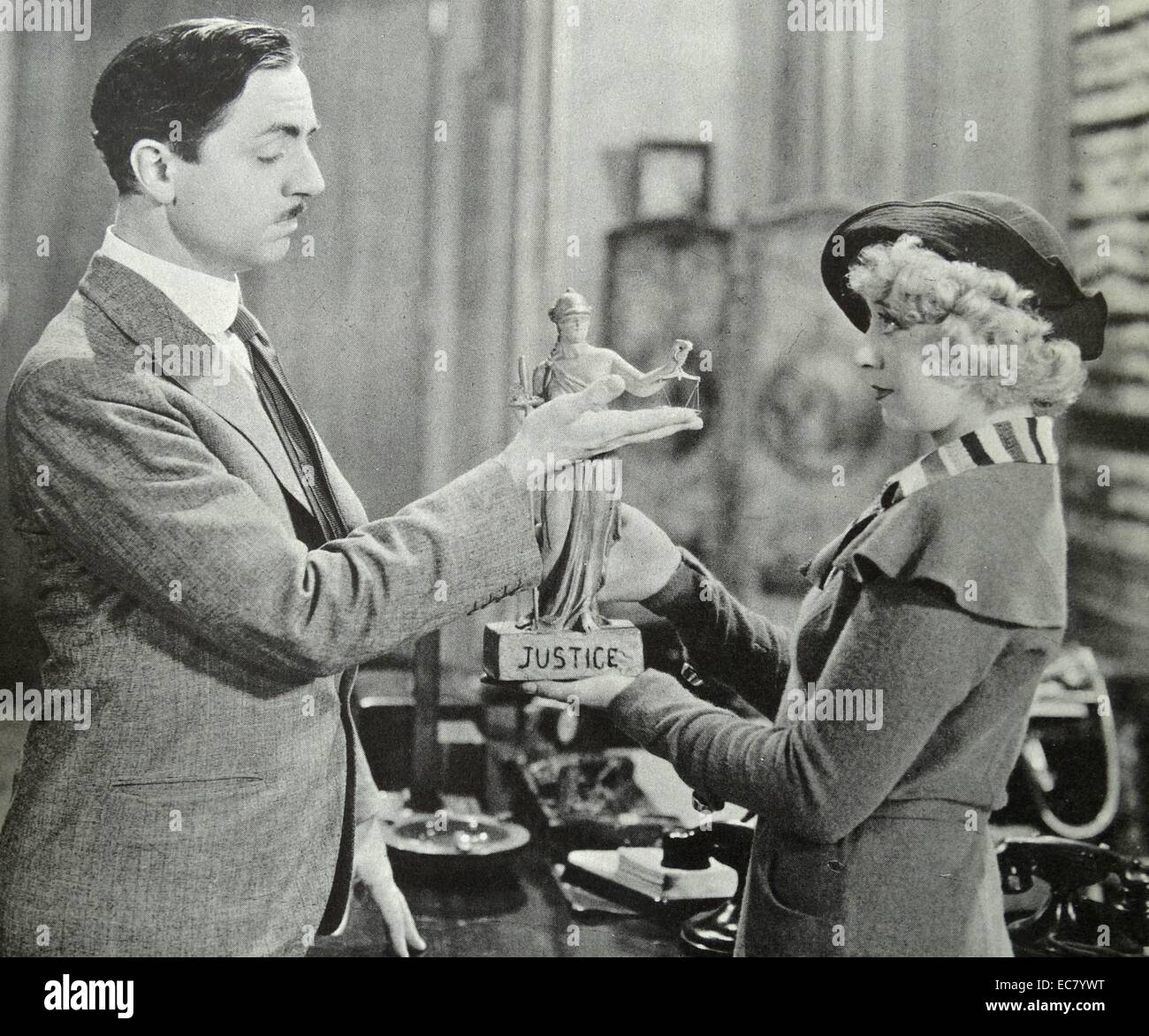 Avvocato uomo 1932. William Powell dimostra di Joan Blondll le sue idee circa la giustizia. Foto Stock