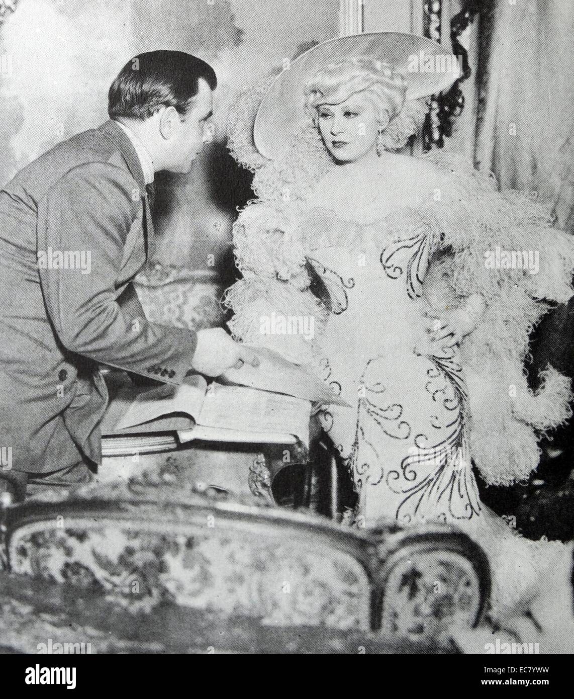 Mae West e assistente di produzione Boris Petroff discutere "fischio script'.Non ho alcuna Angel (1933) è Mae West di terza immagine in movimento. Foto Stock