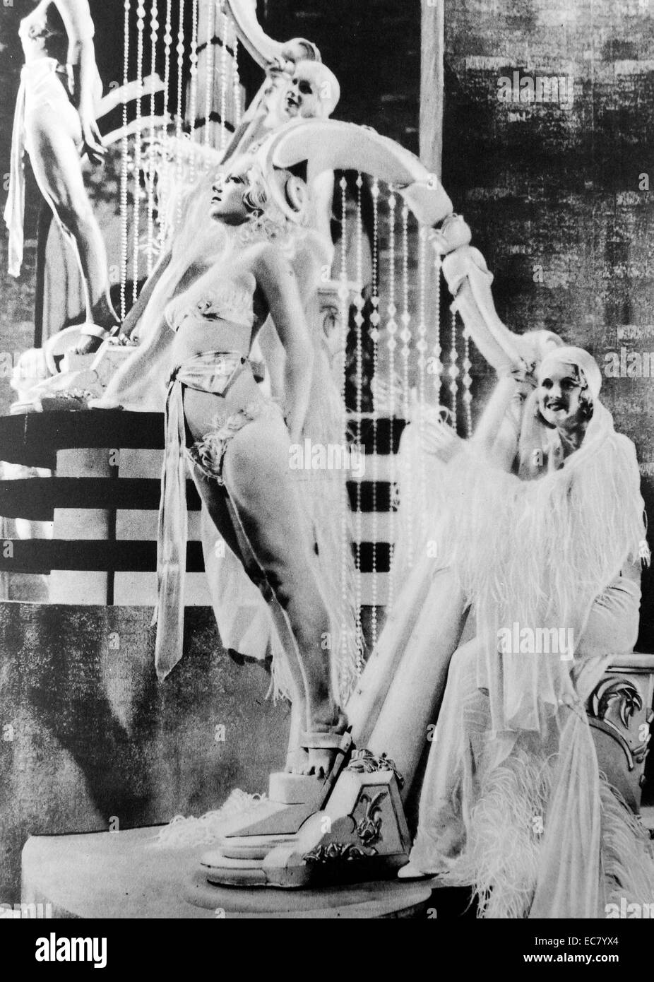 Ancora da mode del 1934 del 'Hall di arpe umano' scena. La moda del 1934 è un 1934 Pre-Code American musical commedia film diretto da William Dieterle con numeri musicali creato e diretto da Busby Berkeley. Foto Stock