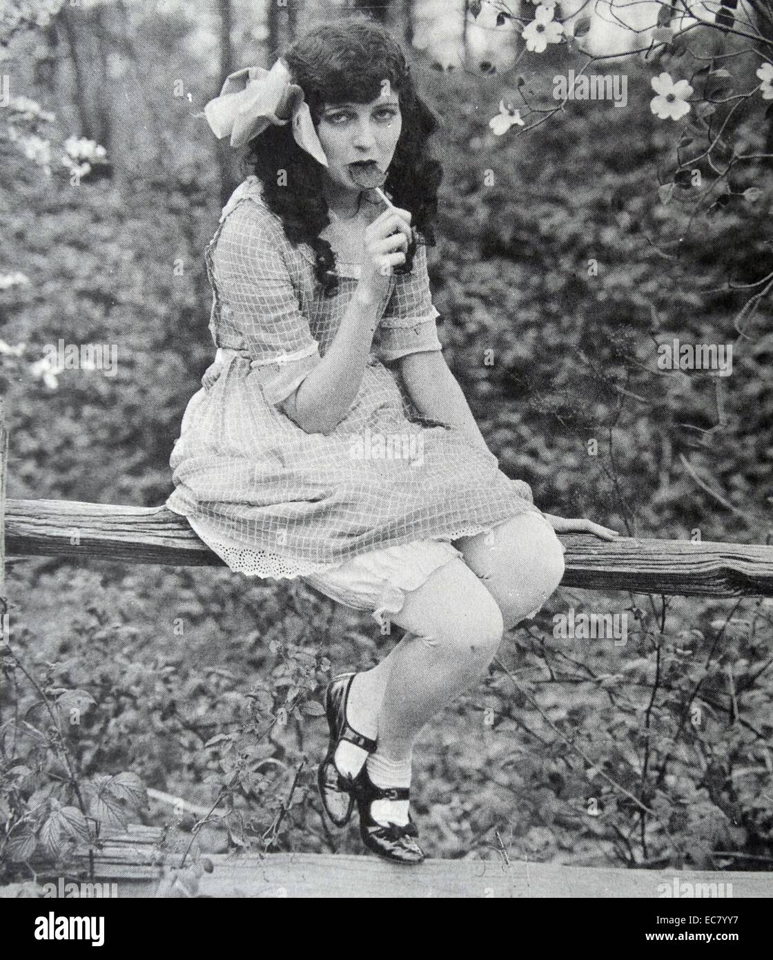 Caroline Griffith era famoso come "l'Orchid lady dello schermo " e come la sua più bella donna, ma il suo aspetto inusuale qui in 'Mfibra orale', 1921 suggerisce di qualità opposta. Foto Stock Caroline Griffith era famoso come "l'Orchid lady dello schermo " e come la sua più bella donna, ma il suo aspetto inusuale qui in 'Mfibra orale', 1921 suggerisce di qualità opposta. Foto Stock