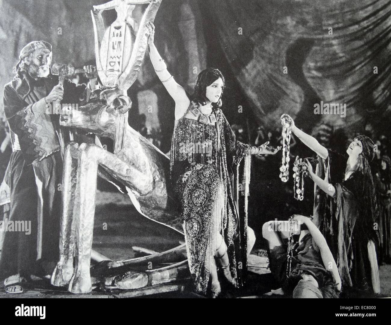 Miriam (Estelle Taylor) adora il vitello d'oro in CB De Mille's i Dieci Comandamenti (1923) Foto Stock