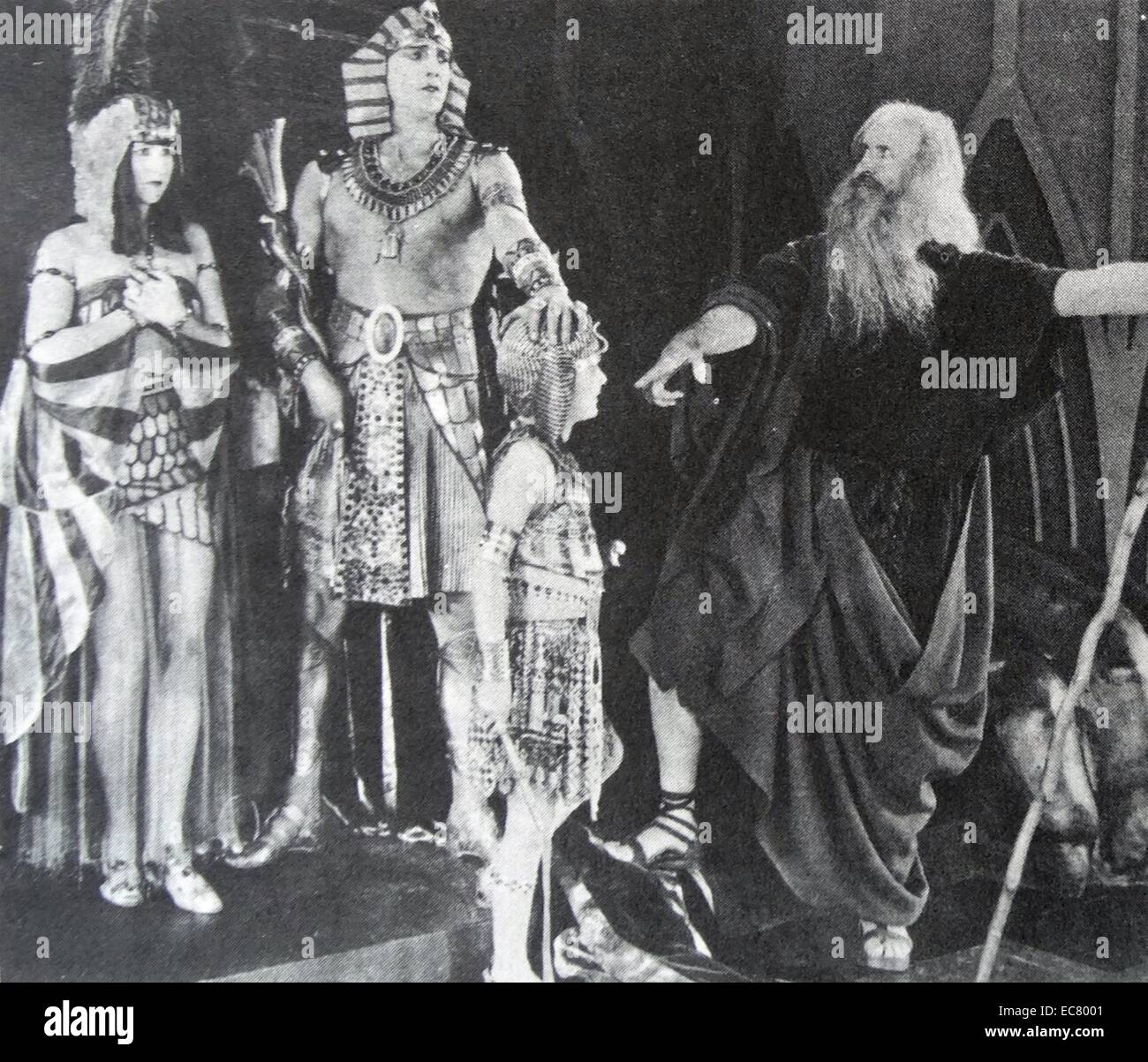 I Dieci Comandamenti, 1923. Mosè (Theodore Roberts) dice a Faraone (Charles de la Roche) che tutti i primogeniti d'Egitto morirà se Israele non è consentito derogare. Foto Stock