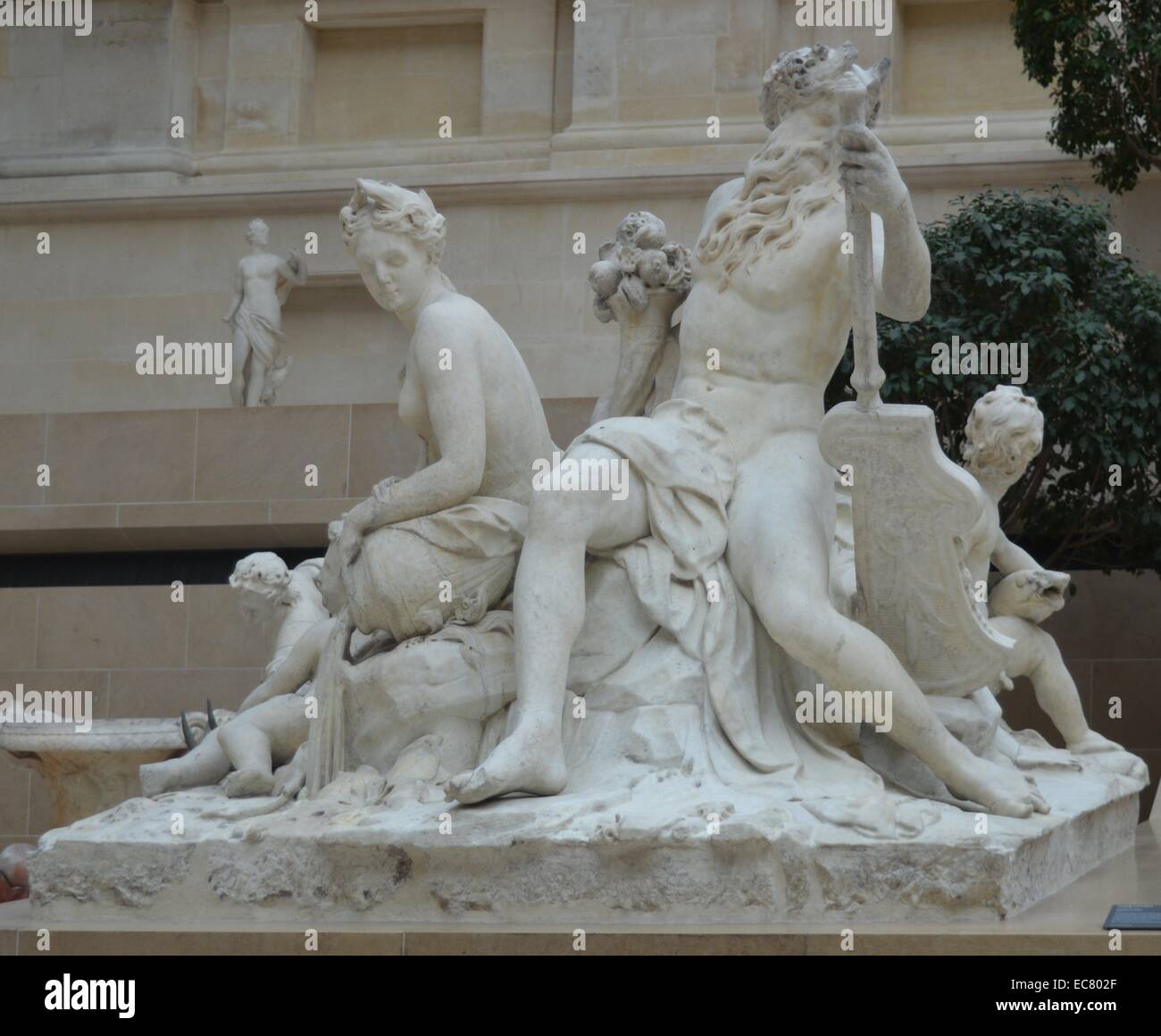 Statua in marmo della Senna e Marna da Nicolas Coustou (1658-1733), uno scultore francese il cui stile è stato basato sull'academic grande maniera di scultori. Risalenti al XVII secolo. Foto Stock