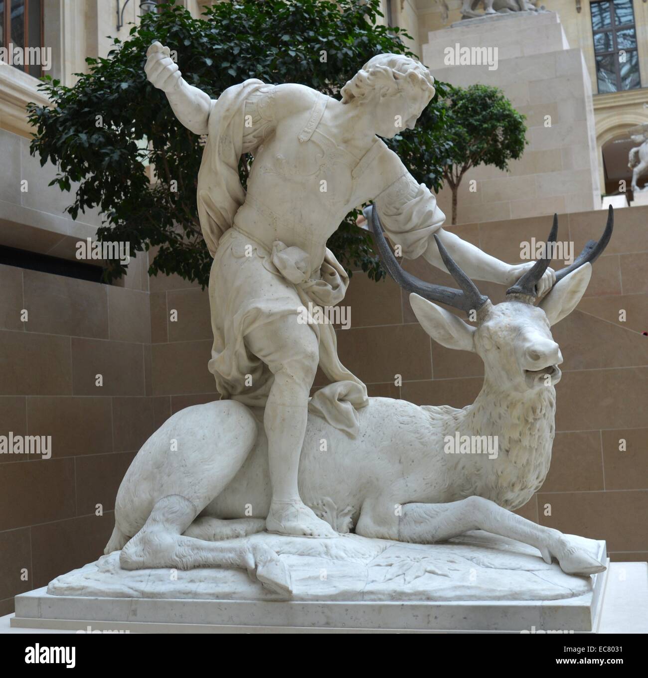 Statua in marmo di Meleagro uccidendo un cervo da Nicolas Coustou (1658-1733), uno scultore francese il cui stile è stato basato sull'academic grande maniera di scultori. Risalenti al XVII secolo. Foto Stock