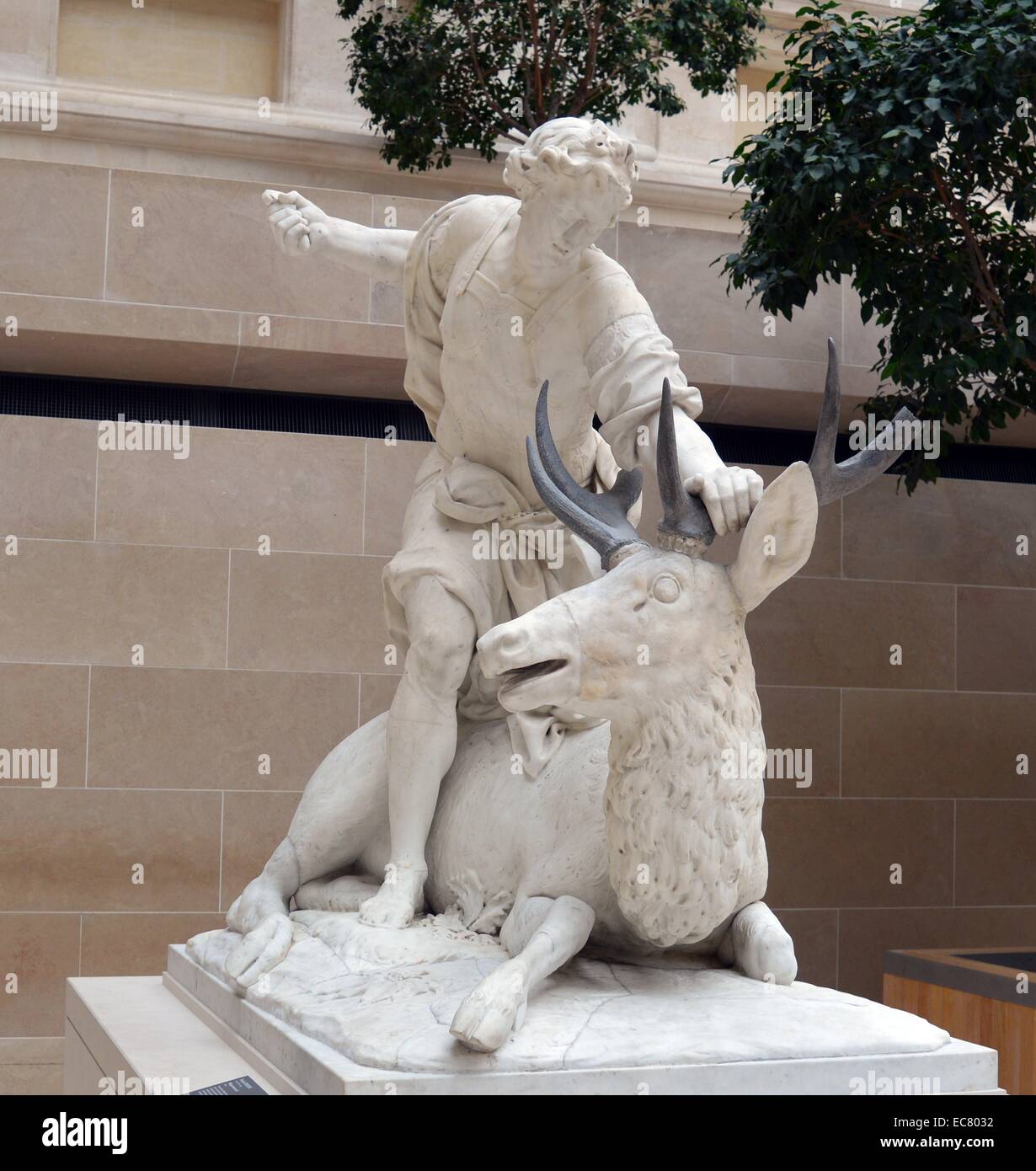 Statua in marmo di Meleagro uccidendo un cervo da Nicolas Coustou (1658-1733), uno scultore francese il cui stile è stato basato sull'academic grande maniera di scultori. Risalenti al XVII secolo. Foto Stock