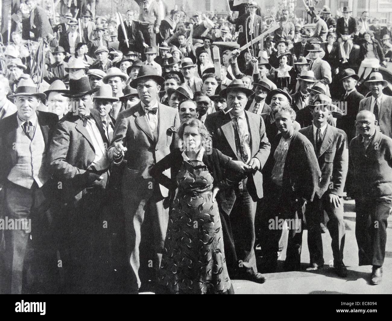 Fury 1936. Le facce dei normali cittadini. Solo qui non sono i normali cittadini ma una folla di fronte ad una prigione, piegate il linciaggio un uomo innocente accusato falsamente su dicerie prove. Foto Stock