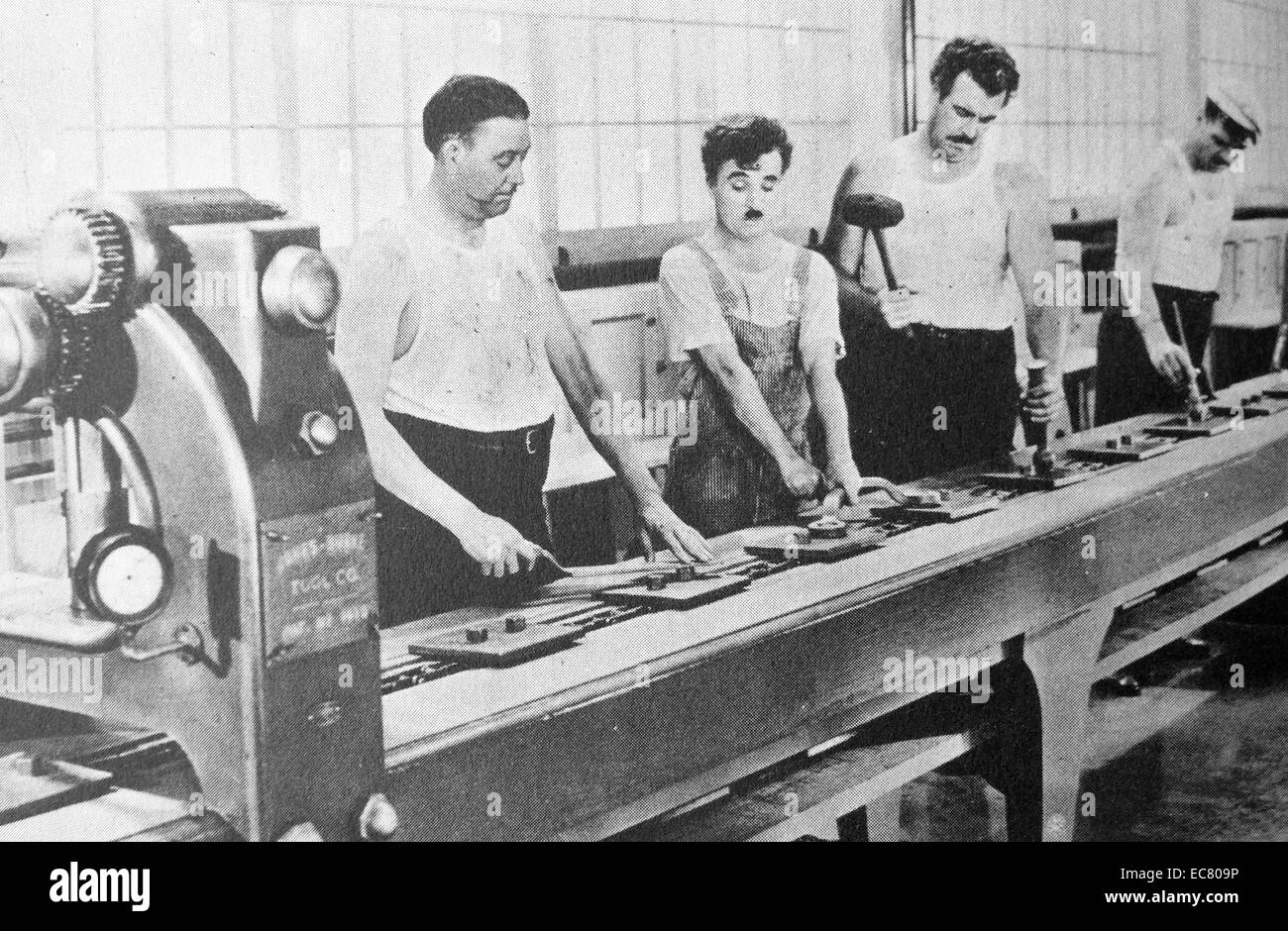 I tempi moderni, 1936. Linea di montaggio in Charlie; uomo in macchina. Foto Stock