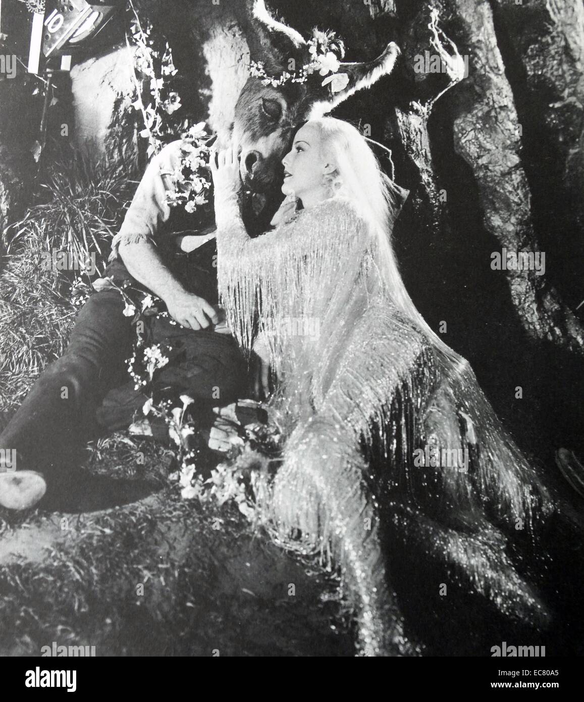 A Midsummer Night's Dream, 1935. James Cagney Fondo come abbracciato dall'innamorato Tatiana, Anita Louise. Foto Stock