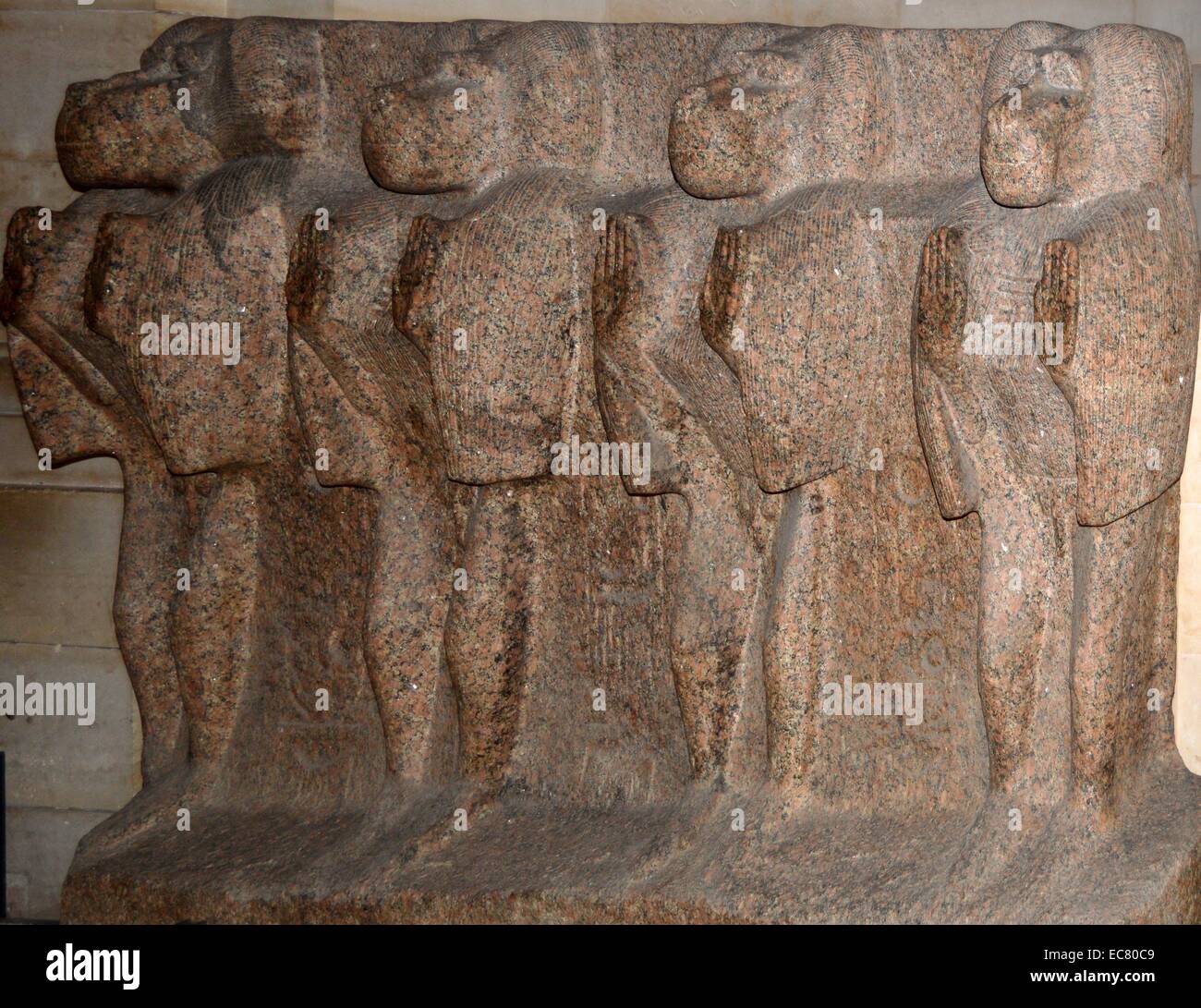 Le scimmie che ornano il basamento del Tempio di Luxor Pobellisque Foto Stock