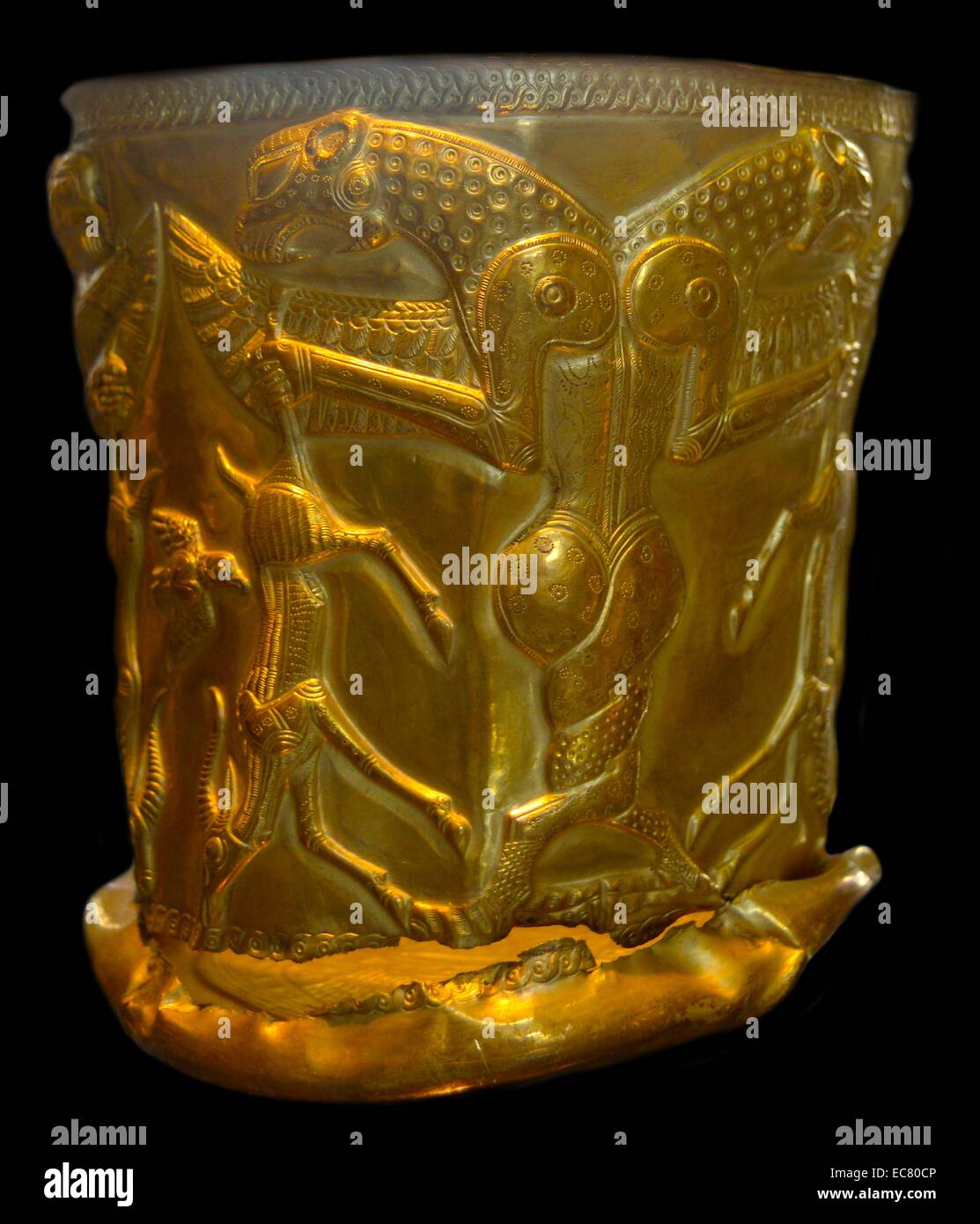 Xii secolo A.C. Cup adornata con due punte di ali di monster, mastering gazzelle. Di Babilonia Foto Stock