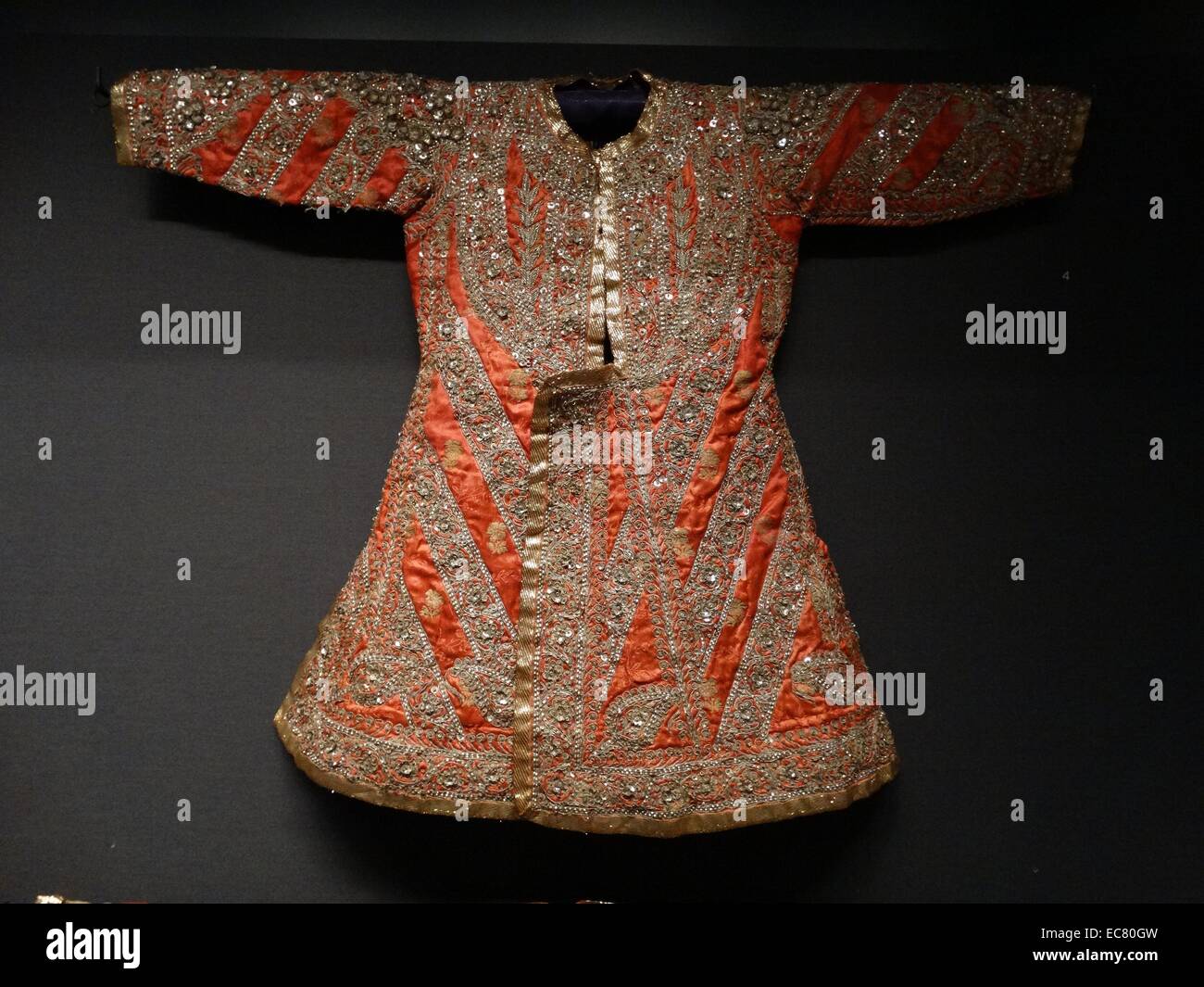Ragazzi rivestire in rosso seta ricamata con filo dorato e paillettes; 1900 Foto Stock