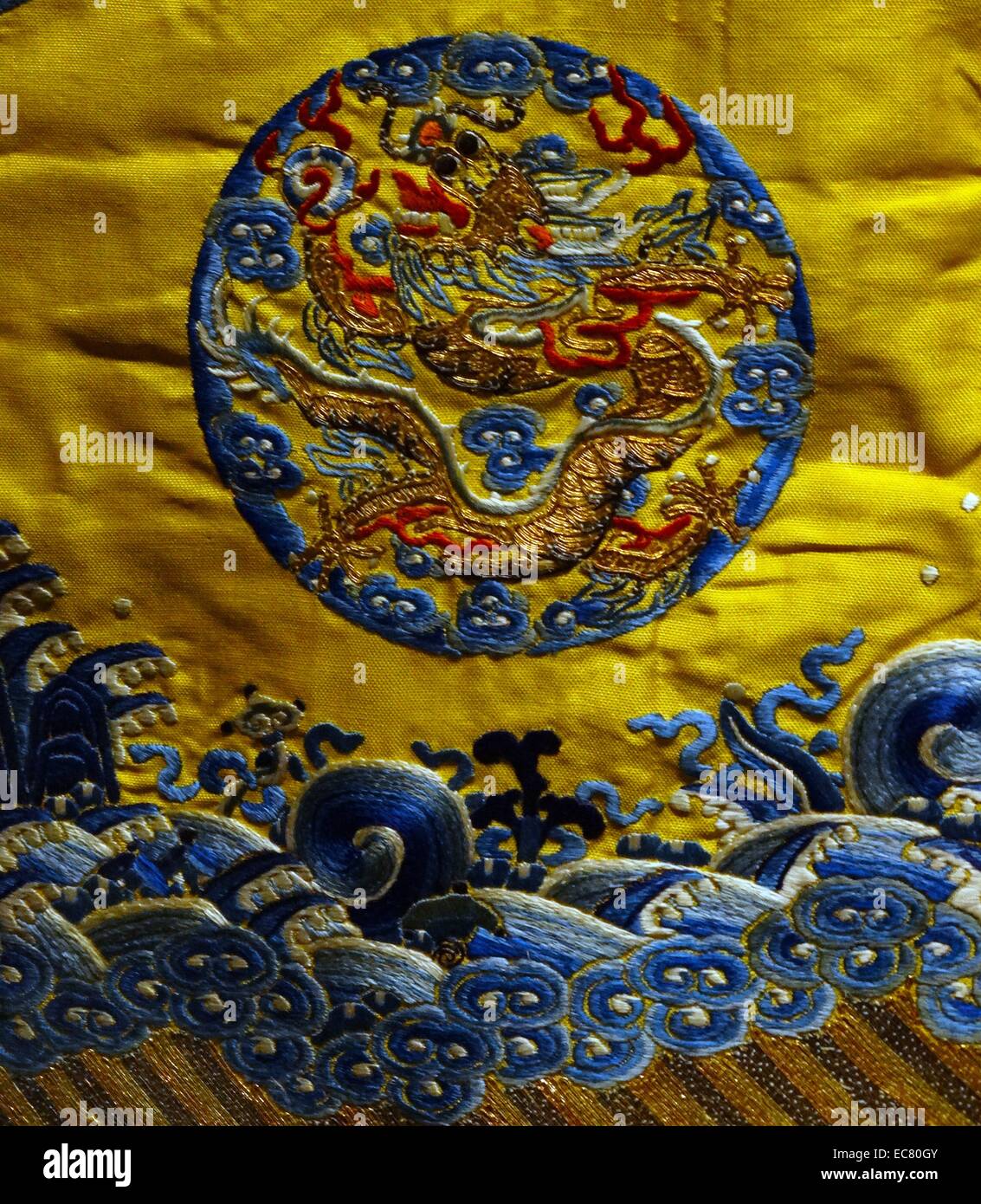 Cinese di seta ricamata giacca o cappotto per un bambino. Fine XVIII secolo Foto Stock
