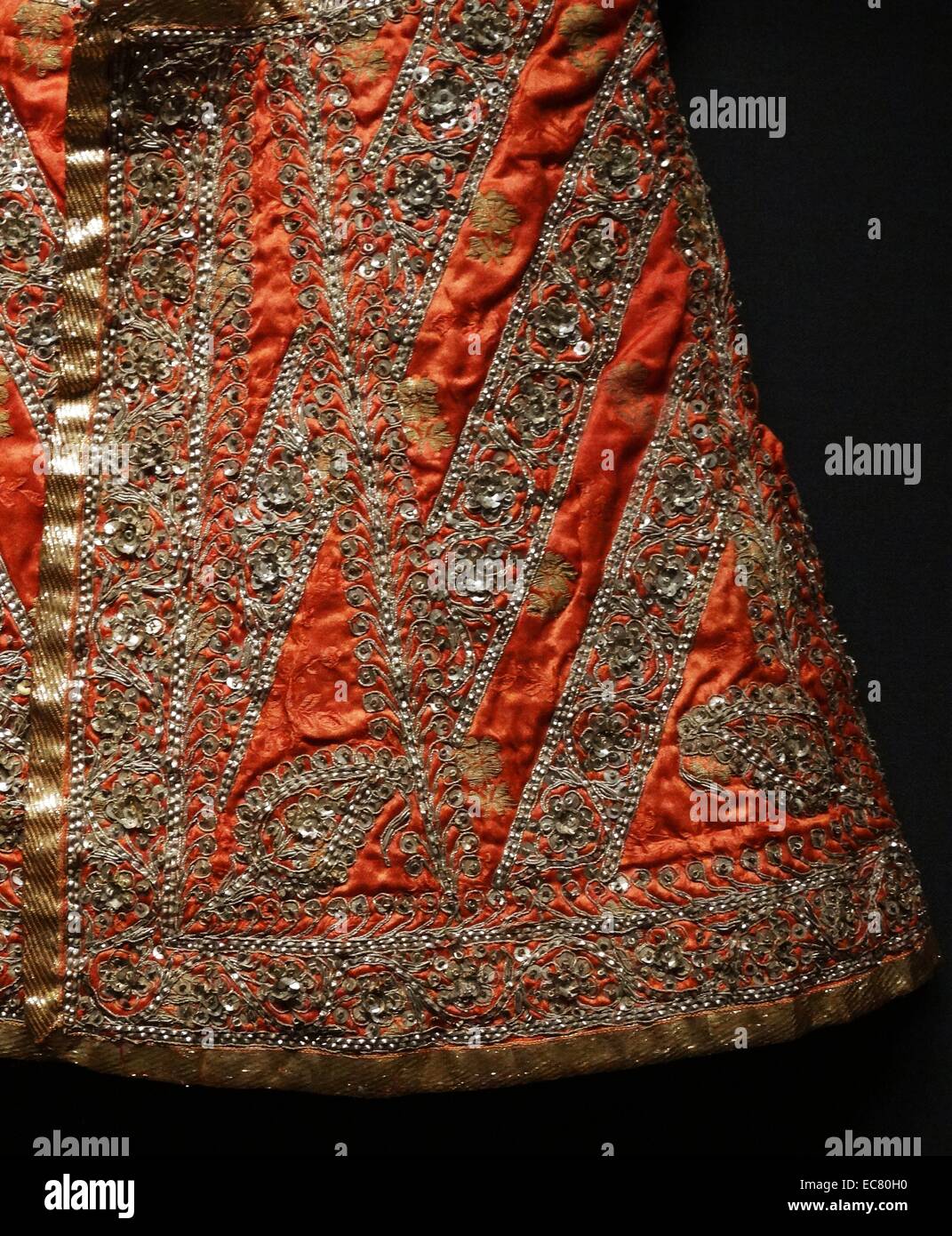 Ragazzi rivestire in rosso seta ricamata con filo dorato e paillettes; 1900 Foto Stock