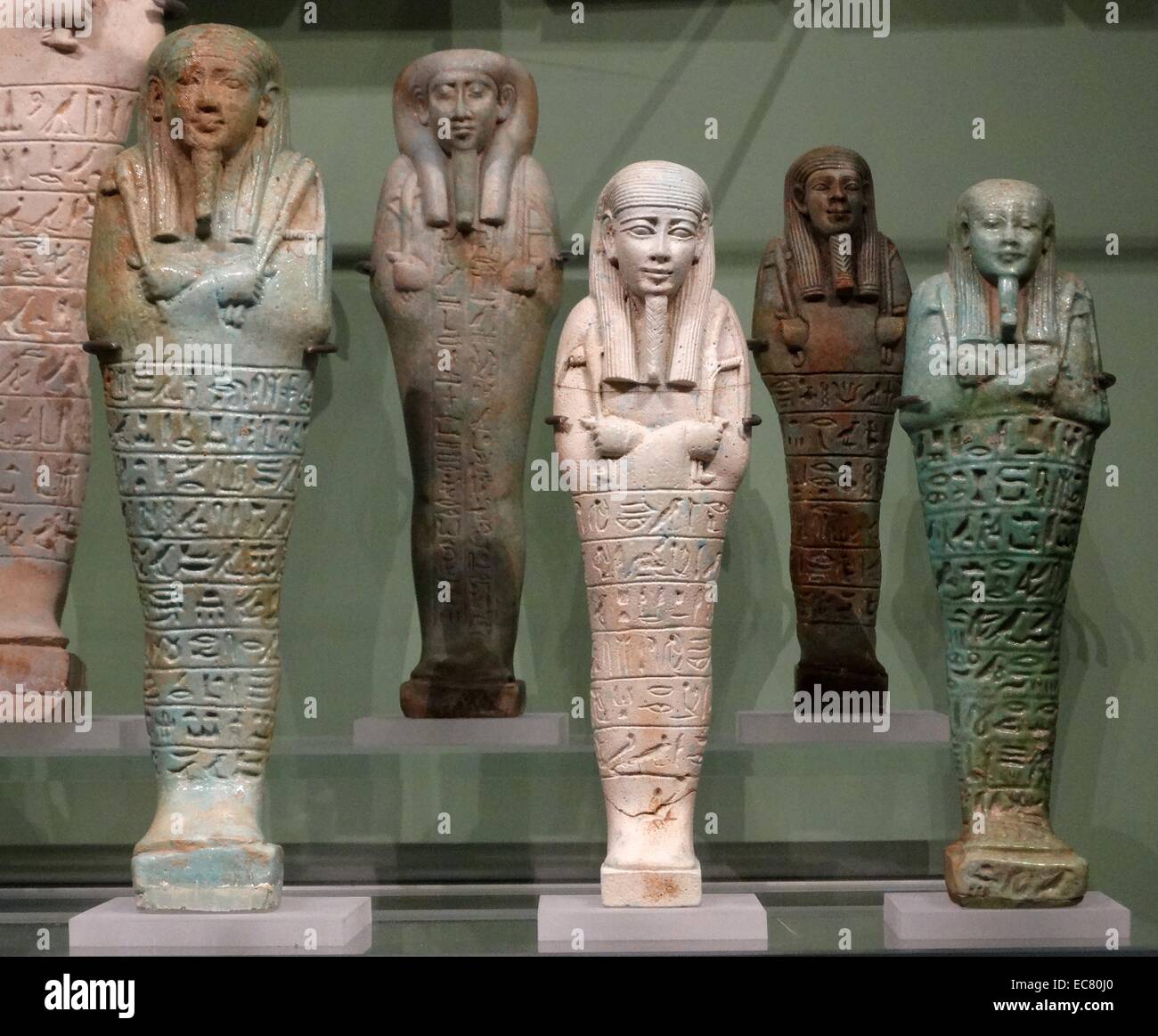 Periodo Tardo, Shabti (figurine progettato per eseguire operazioni per il proprietario nel loro aldilà), sono stati sepolti con personalità di spicco nell'antico Egitto. 664-332 A.C. Foto Stock