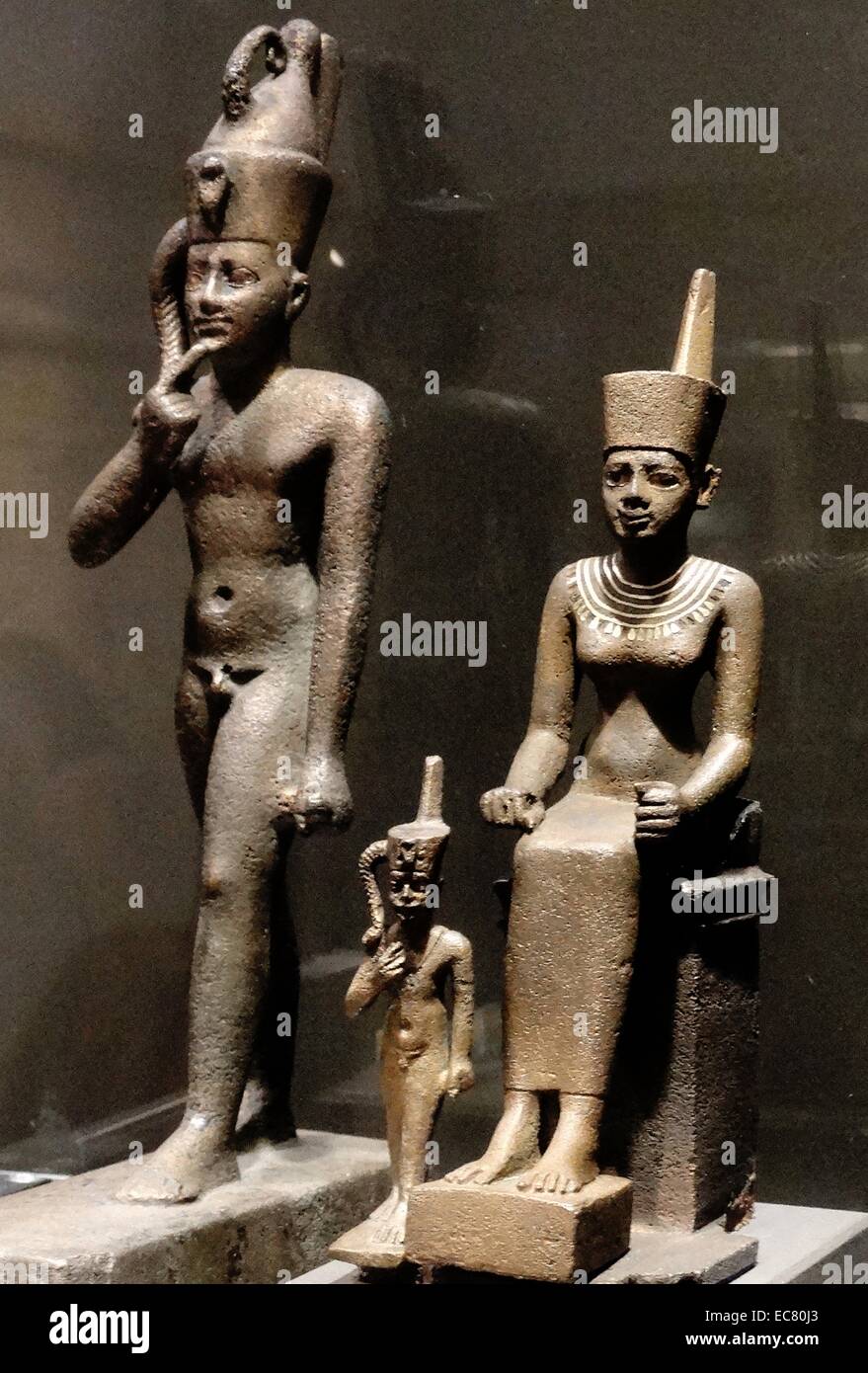 Divinità egiziane: Horus (sinistra) e Neith (destra) Neith un inizio di dea nel pantheon egizio. Lei era la divinità patrono delle ISC, dove il suo culto è stato cantered nell ovest del Delta del Nilo Foto Stock