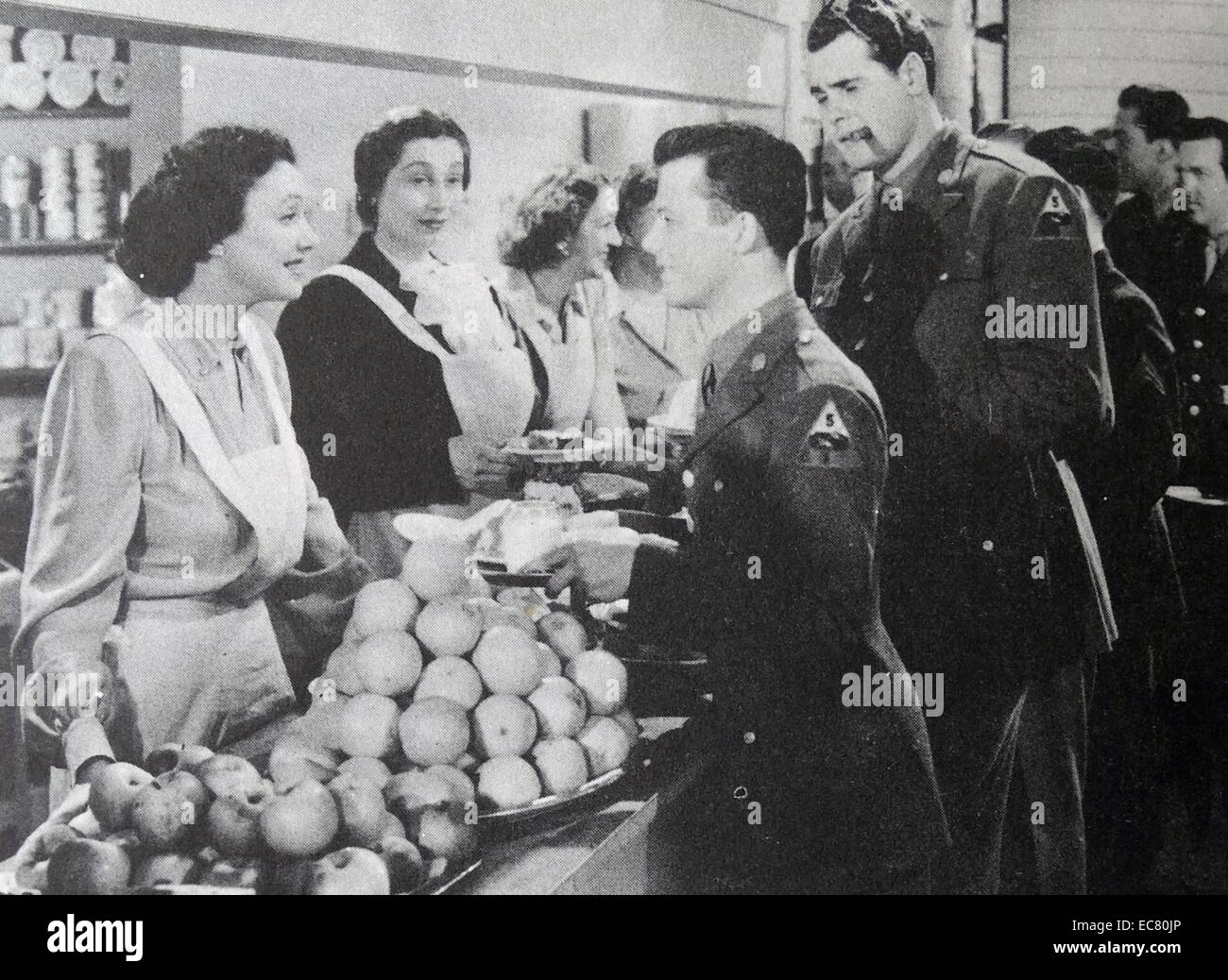 Stage Door Canteen, 1943. Katherine Cornell e Aline MacMahon servire i soldati. Foto Stock