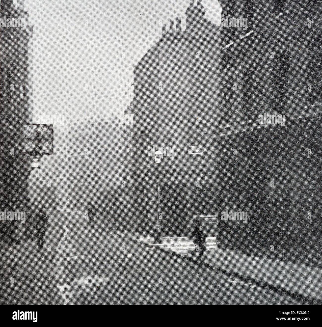 Fotografia di una strada di Clerkenwell, una zona di central London nel quartiere londinese di Islington. Era una antica parrocchia e dal 1900 al 1965 faceva parte del Metropolitan Borough of Finsbury. Datata 1901 Foto Stock
