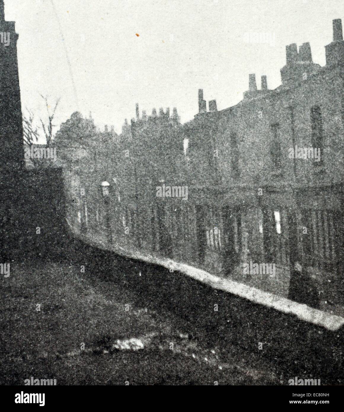 Fotografia di una strada di Bethnal Green, un quartiere a est di Londra, Inghilterra, e parte del London Borough of Tower Hamlets. La parrocchia è diventato il Metropolitan Borough di Bethnal Green in 1900 e la popolazione hanno raggiunto un picco nel 1901, entrando in un periodo di progressivo declino che durò fino al 1981. Datata 1901 Foto Stock