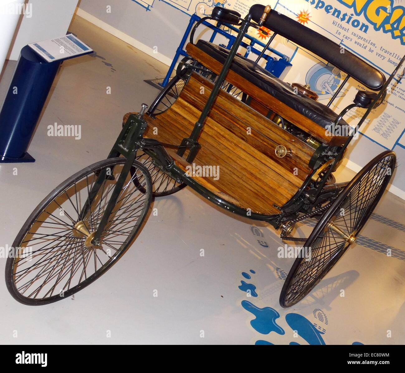 Replica del mondo il primo automobile che è stato costruito nel 1886 da Karl Benz a Mannheim, Germania. Essa è stata alimentata da un singolo cilindro motore al di sotto della strada. Foto Stock