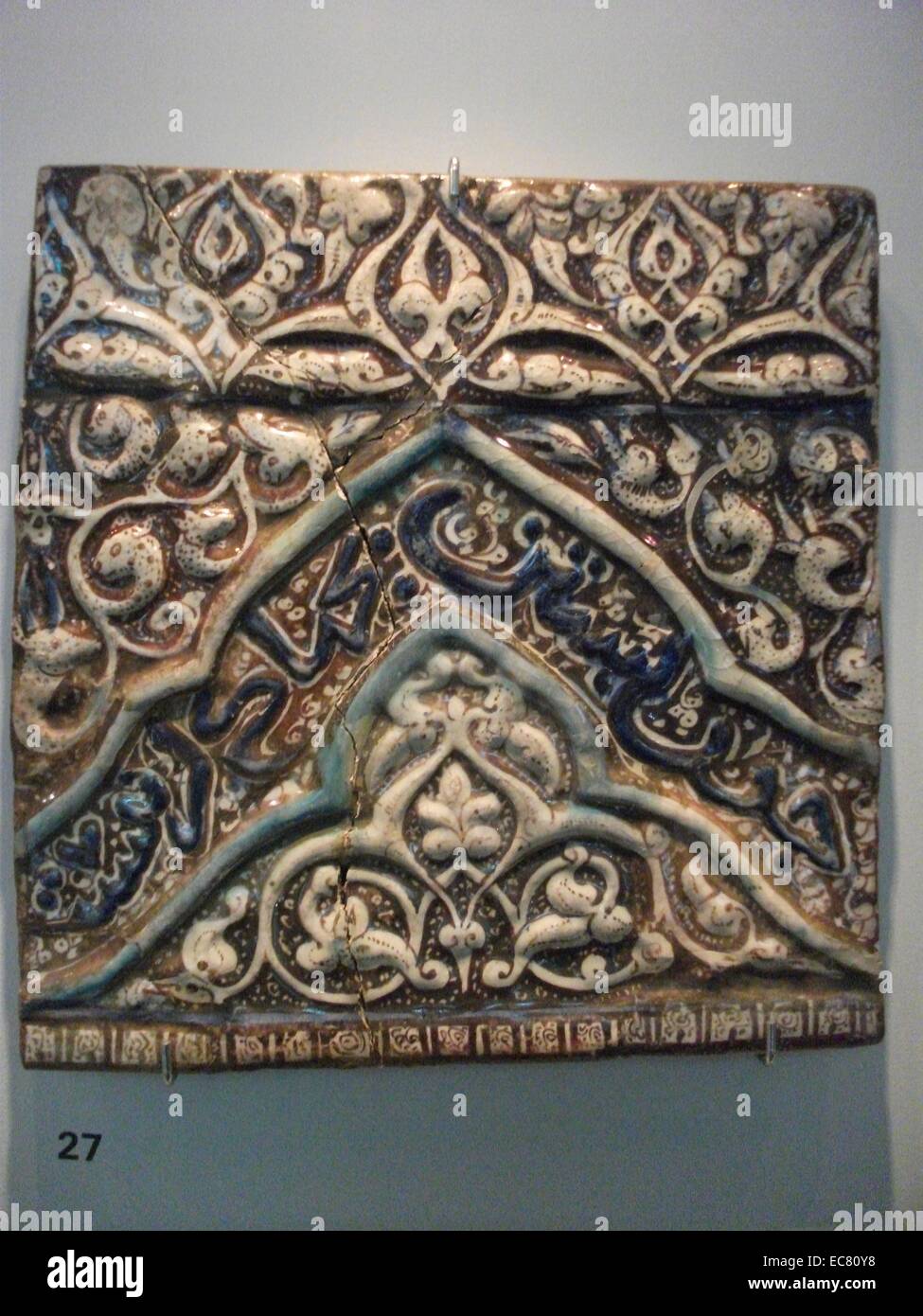 Iraniano, marrone, blu e bianco piastrelle smaltate, persiano XIII - XIV secolo. La fabbricazione di piastrelle (mattoni smaltati) in Iran risalgono addirittura al periodo preistorico. Foto Stock