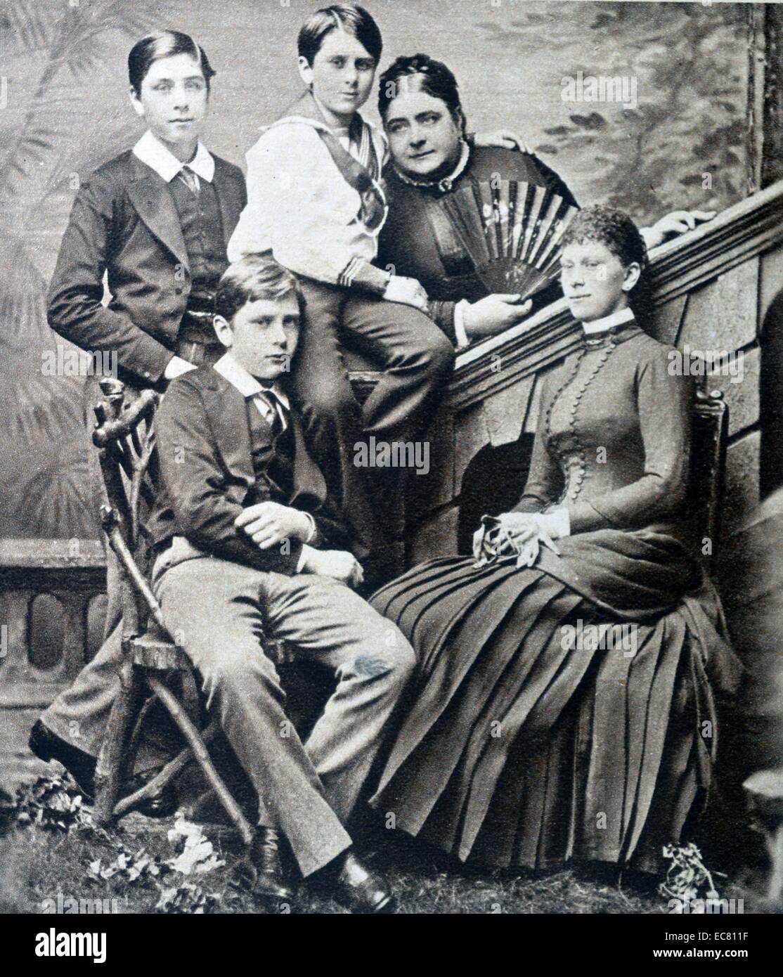 Fotografia della Principessa Maria, duchessa di Teck (1867-1953) e dei suoi figli. (Da sinistra a destra), la principessina Màrija, marchese di Cambridge, il principe Francesco di Teck e il Conte di Athlone. Datata 1885 Foto Stock