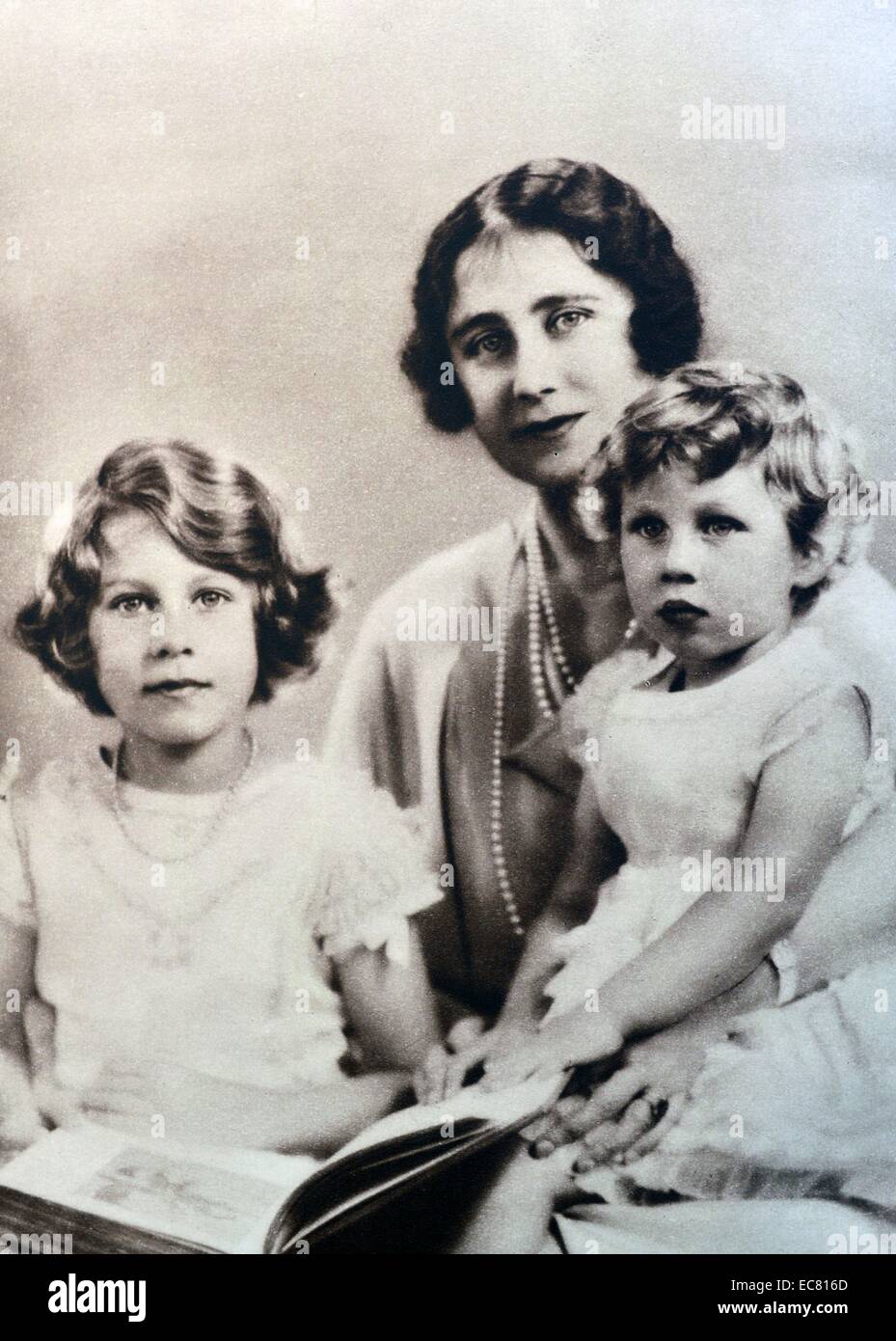 Ritratto di famiglia della duchessa di York (più tardi la Regina Elisabetta) e le sue due figlie, la Principessa Elisabetta (più tardi la Regina Elisabetta II) e la principessa Margaret, sua sorella. Foto Stock