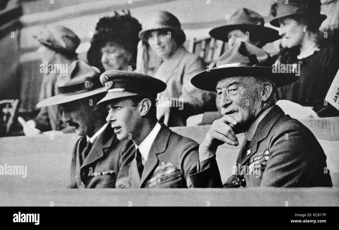 Il Duca di York rappresentato seduto con Lord Baden-Powell, il capo degli Scout in Wembley sta guardando la apertura del Jamboree. Foto Stock