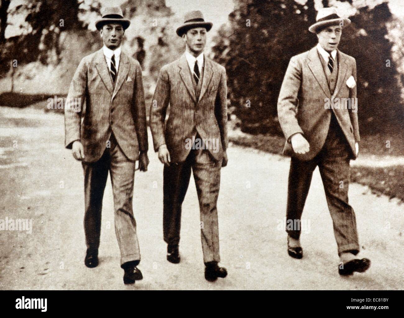 Prince Albert (più tardi re George VI) è mostrato con il suo fratello il principe Henry (Duca di Gloucester) e Comandante Greig, prese a Cambridge, Inghilterra. Foto Stock