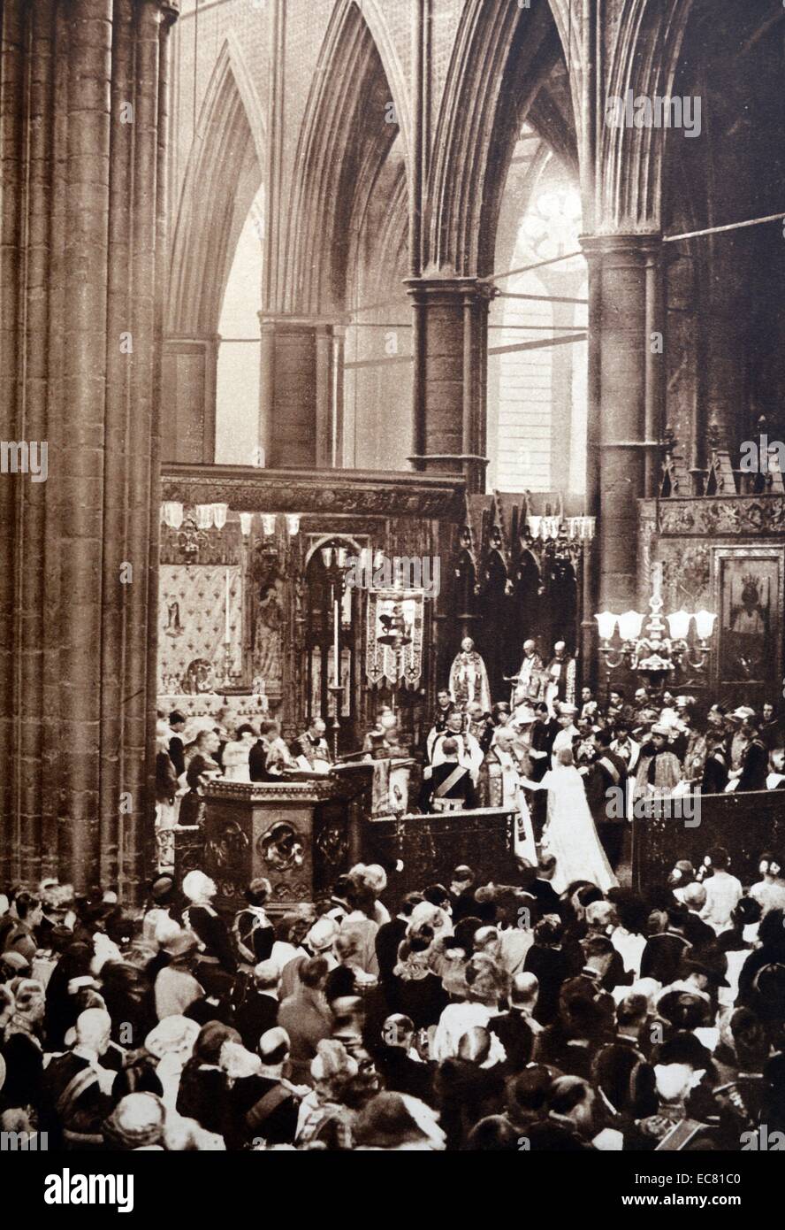 Il Duca e la duchessa di York (più tardi Re Giorgio VI e la Regina Elisabetta) sono mostrati in ginocchio davanti all'Arcivescovo di Canterbury nell'Abbazia di Westminster, durante la loro cerimonia di matrimonio. Re Giorgio V, regina Maria Regina Alexandra e i principi sono lì a testimoniare il loro matrimonio. Foto Stock