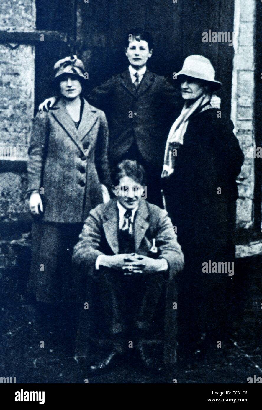 Da sinistra a destra - La duchessa di York (più tardi la Regina Elisabetta), si erge con il Principe Paolo di Iugoslavia, Cecilia Bowes-Lyon (Elisabetta sua madre e suo fratello più giovane, David Bowes Lyon. Foto Stock