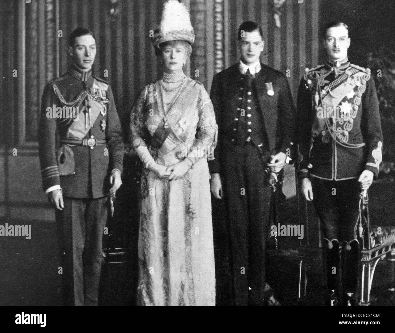 Da sinistra a destra - il Duca di York (più tardi re George VI), Queen Mary (moglie di Re Giorgio V) Prince George (il Duca di Kent) e il principe Henry (Duca di Gloucester) Foto Stock
