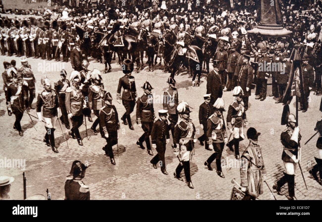 Funerali di re Edoardo VII, George V è mostrata a piedi con il Kaiser Guglielmo II e il duca di Connaught. Camminando dietro di loro è il principe Albert, con il suo fratello più anziano Prince Edward VIII. Foto Stock