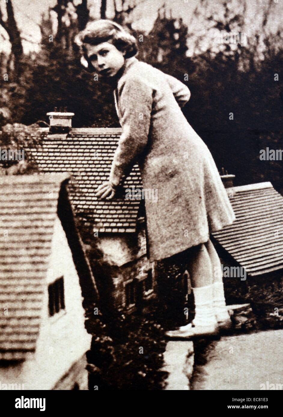 La Principessa Elisabetta (più tardi la Regina Elisabetta II di Inghilterra) è mostrato nel giocare al famoso Bekonscot Model Village nel Buckinghamshire 1935. Foto Stock