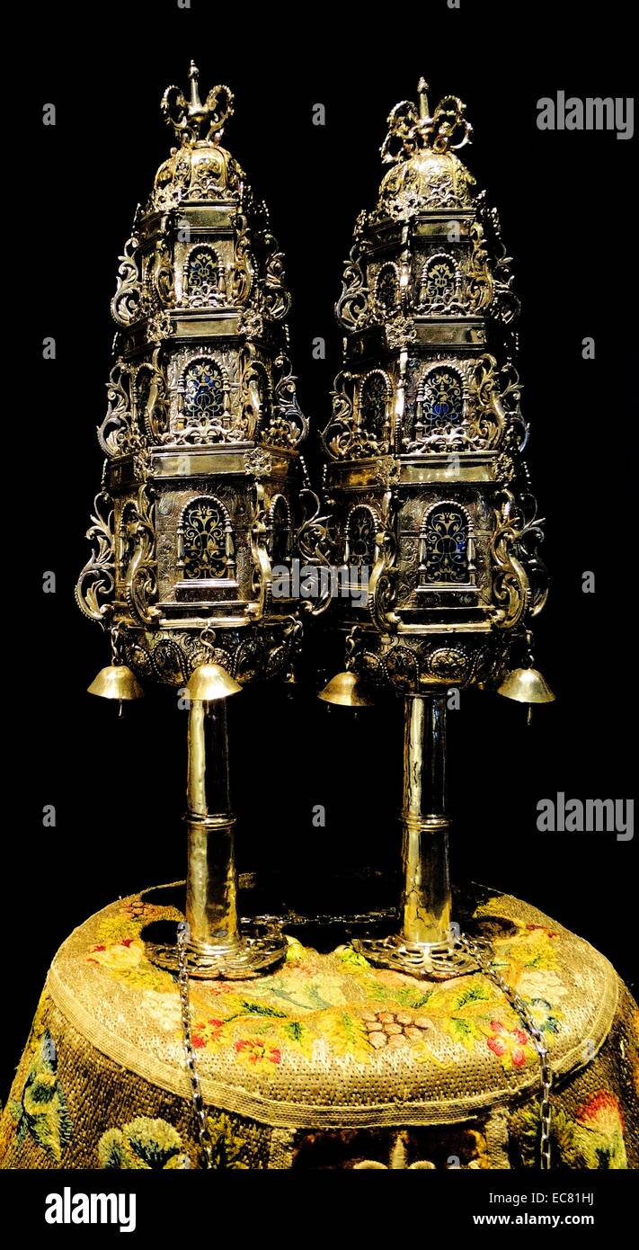 Argento finials (decorativi campane attaccata alla fine della Torah Scrolls) c1575-1625 olandese Foto Stock