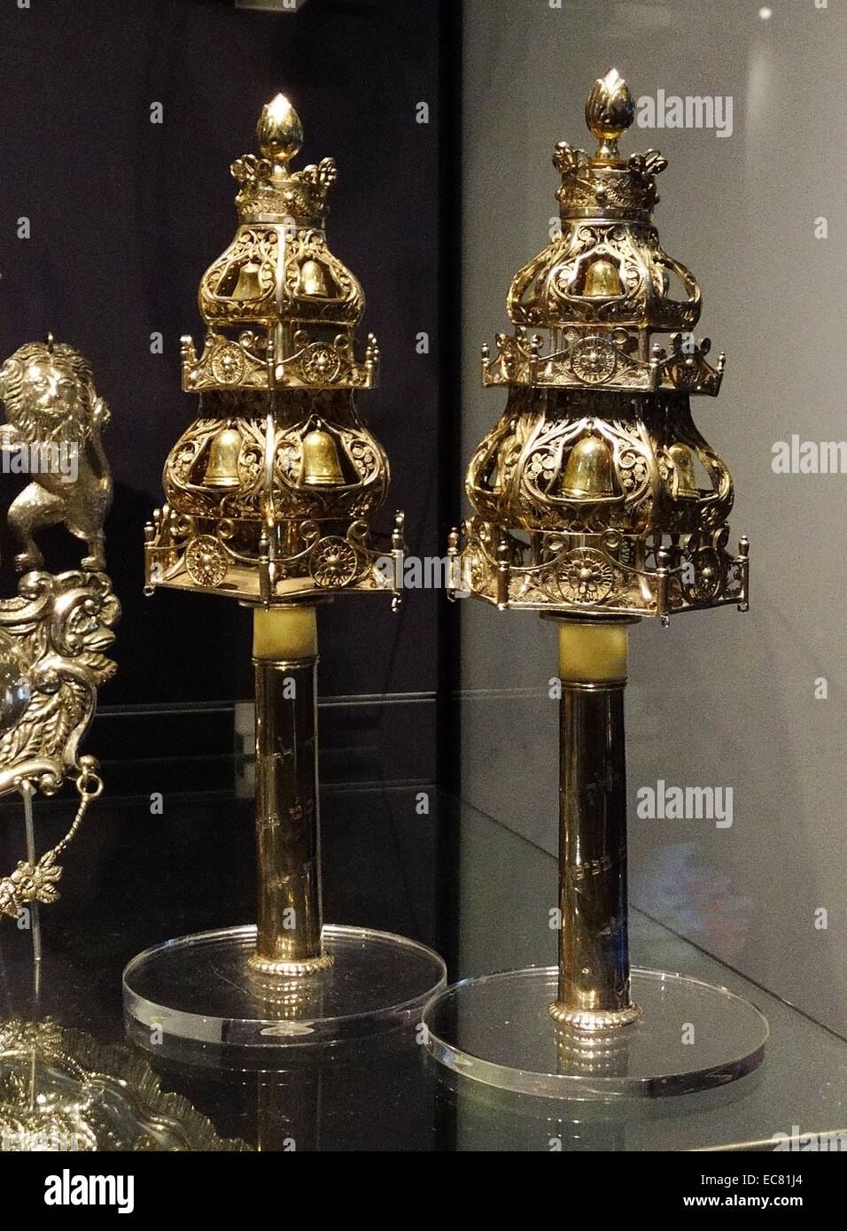 Argento finials (decorativi campane attaccata alla fine della Torah Scrolls) Foto Stock