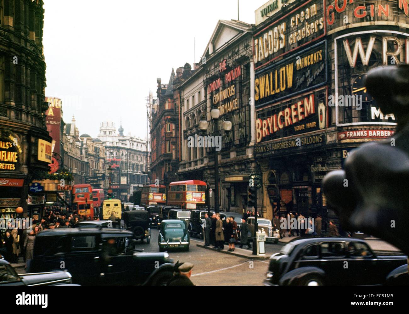 Fotografia di Londra Piccadilly Circus da Chalmers Butterfield. Datata 1949 Foto Stock