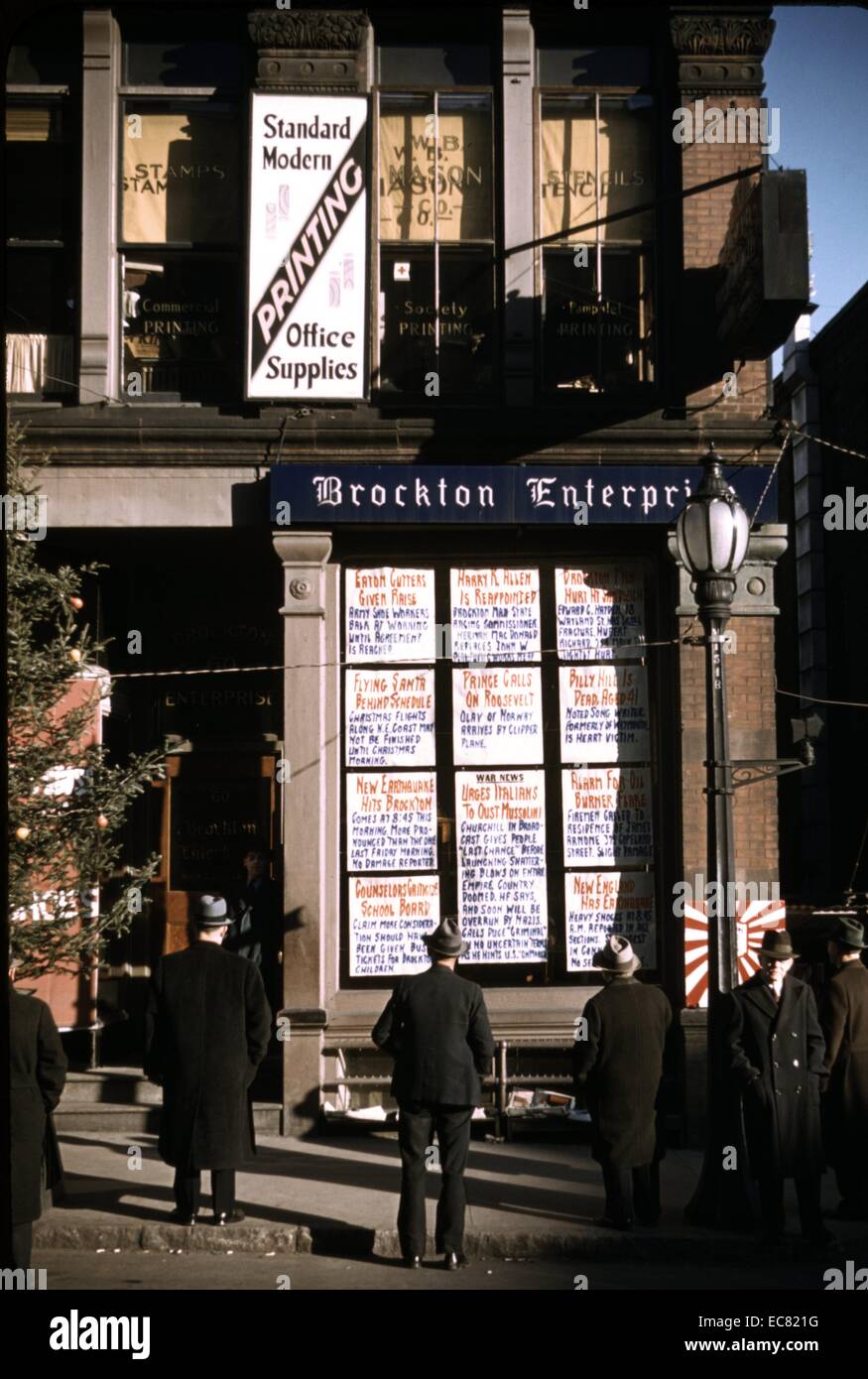 Gli uomini la lettura in primo piano posted in angolo di strada di Brockton Enterprise giornale, Brockton, Massachusetts, STATI UNITI D'AMERICA Foto Stock