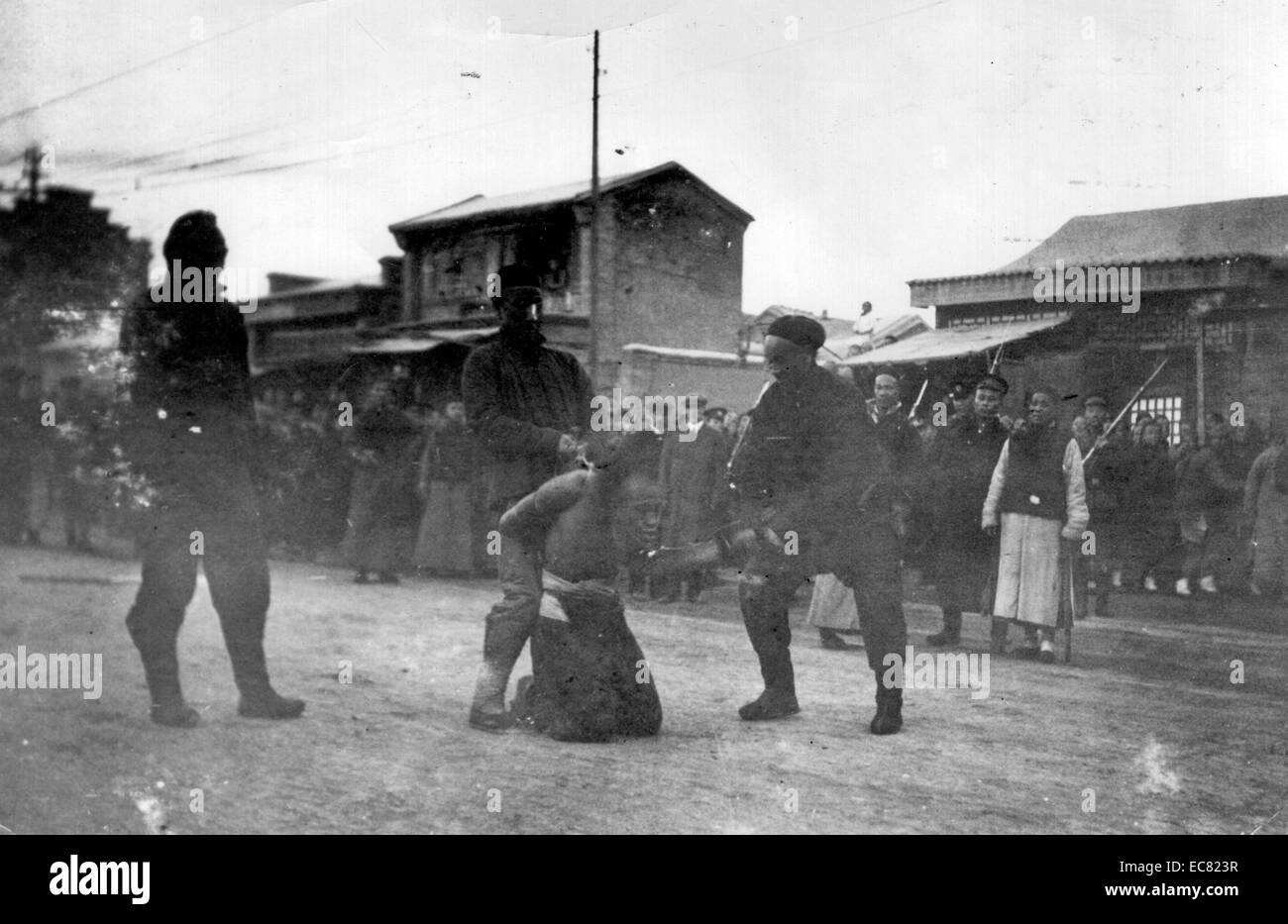 L'immagine mostra un uomo cinese di essere decapitato in strada, durante la rivoluzione cinese, dalle truppe imperiali 1912. Foto Stock