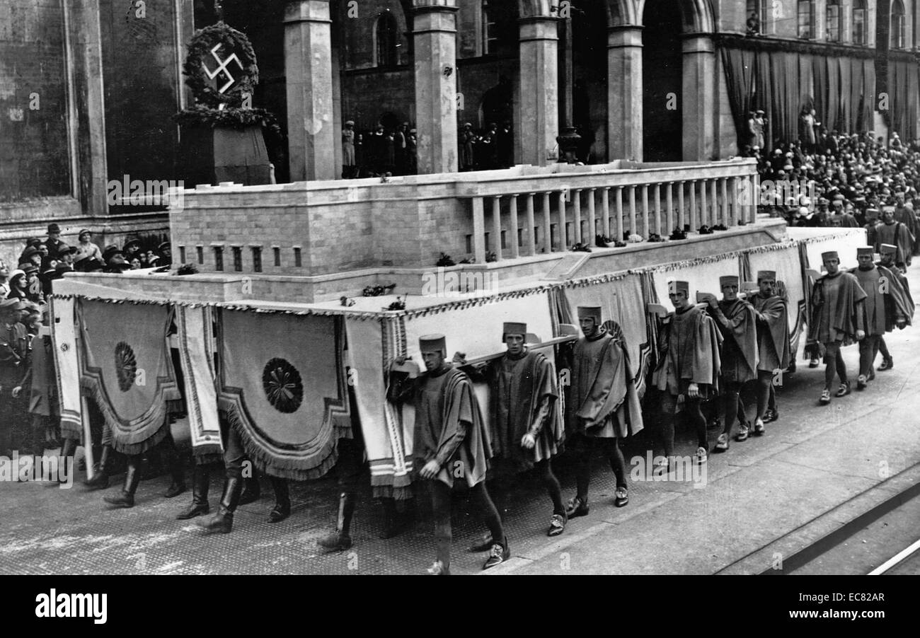 Nazi membri di partito, trasportare un modello del monaco Art Museum, in corrispondenza di un visualizzatore pubblico del potere nazista Foto Stock