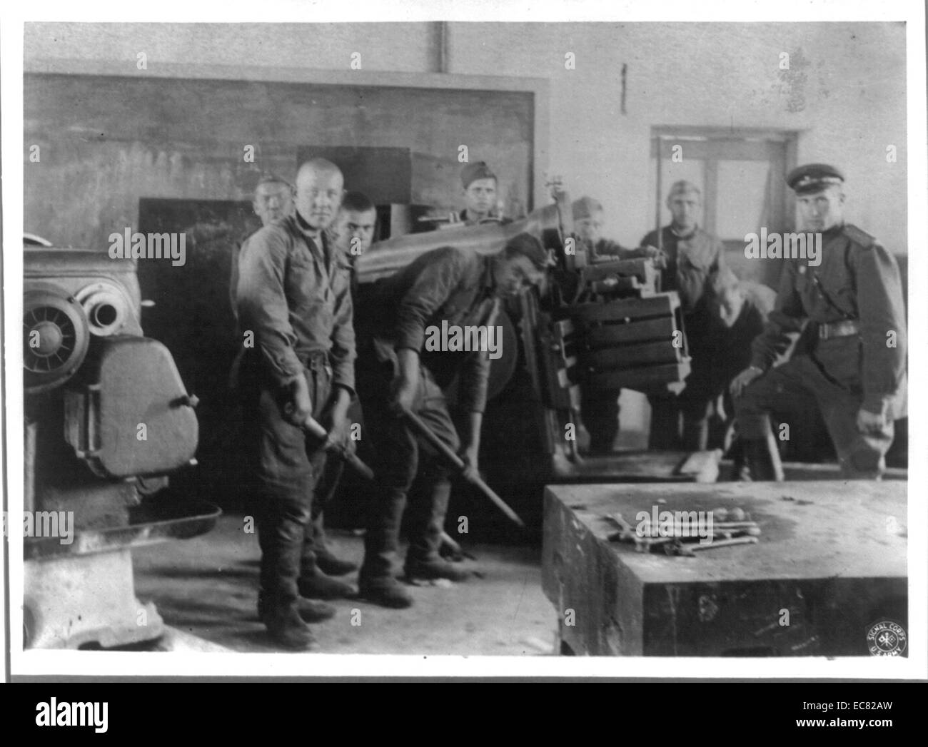 I soldati sovietici nel processo di rimozione di attrezzature industriali da Manchurian fabbriche, durante la seconda guerra mondiale Foto Stock