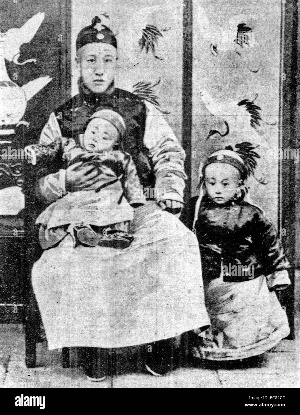 Immagine di un giovane imperatore Puyi, l'ultimo imperatore della Cina. Egli sta accanto alla sua regent padre e fratello minore. Fotografia scattata intorno al 1909. Foto Stock