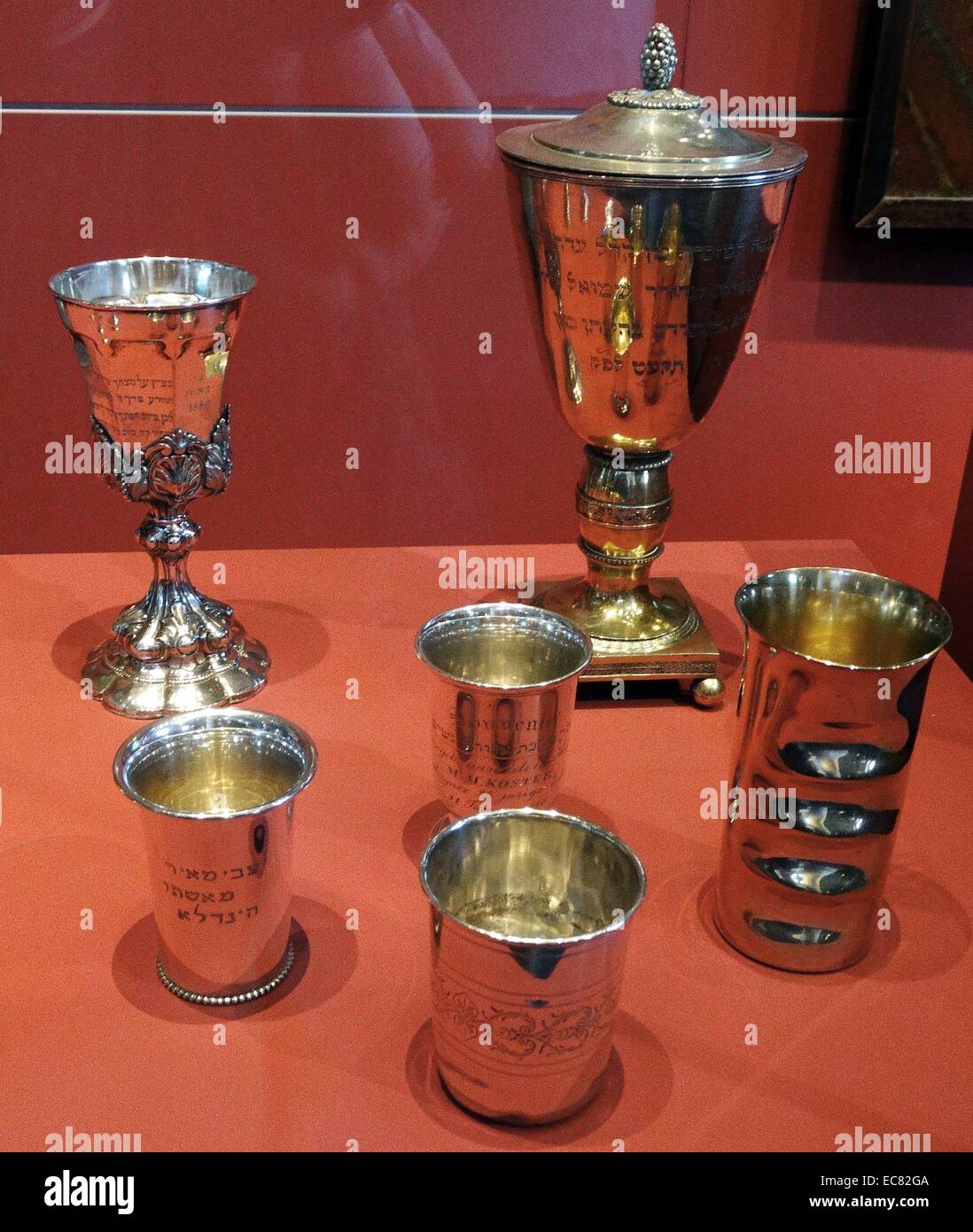 Selezione del XIX secolo, olandese argento coppe Kiddush, utilizzati per offrire vino per festeggiare sabato; Shabbat o altri festival Foto Stock