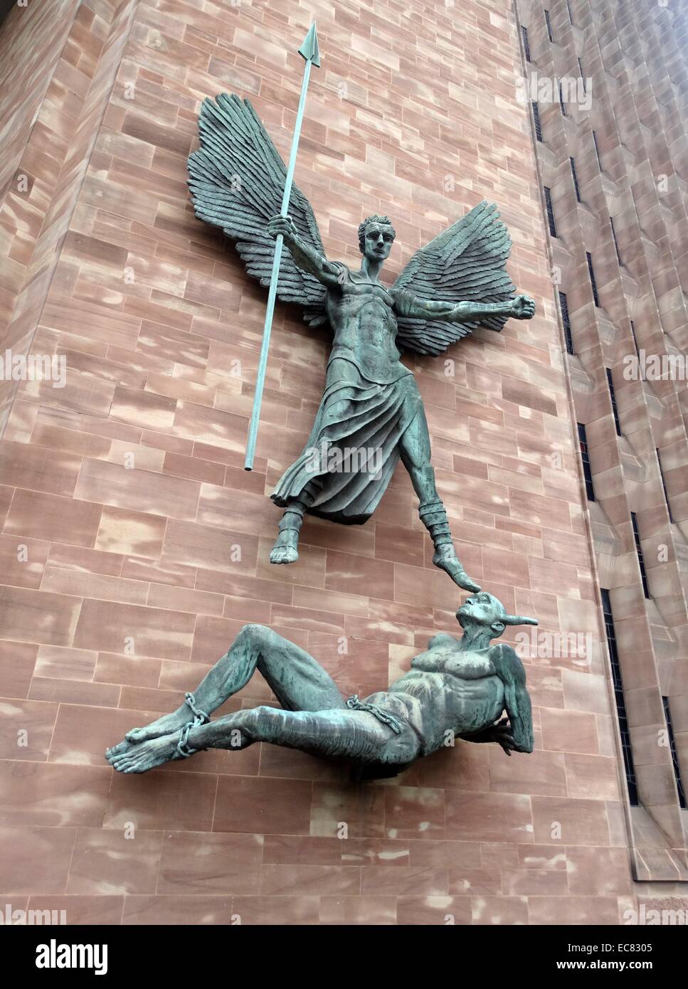 San Michele e il diavolo. Scultura di Jacob Epstein presso il St Michael's Cathedral, Coventry. costruito per sostituire la Cattedrale che è stata bombardata durante la Seconda Guerra Mondiale 1940 Foto Stock