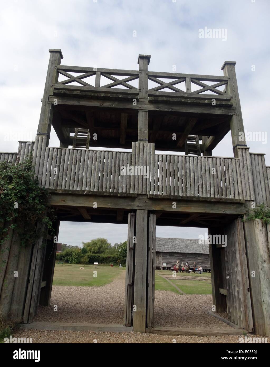 Il Lunt Roman Fort è il sito archeologico di un forte romano, in provincia romana di Britannia. al di fuori di Coventry, Warwickshire; il fort è ora stato completamente scavato e parzialmente ricostruito Foto Stock