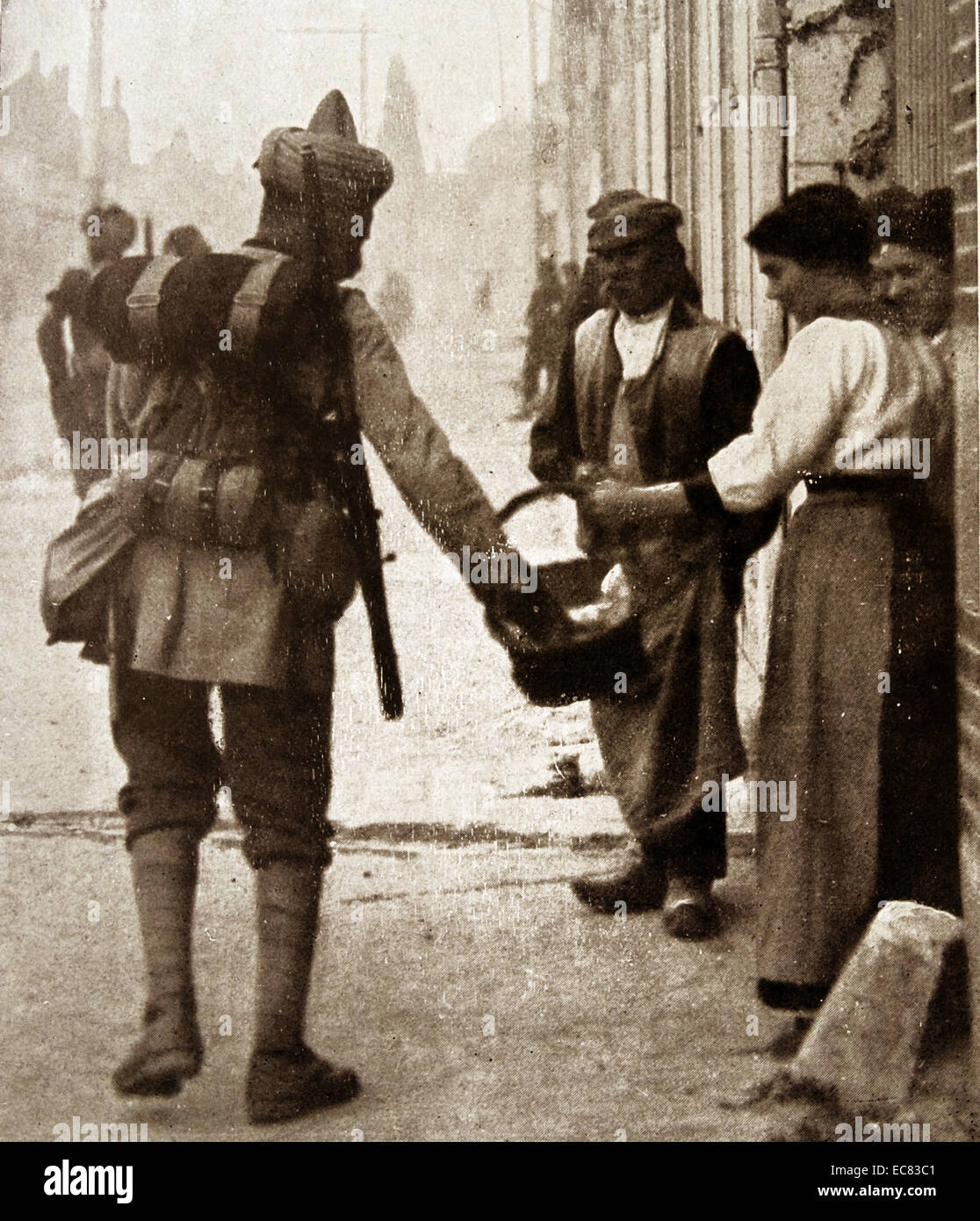 Fotografia di indiani truppe coloniali che arrivano a un caldo benvenuto nelle Fiandre, in Belgio. Datata 1915 Foto Stock