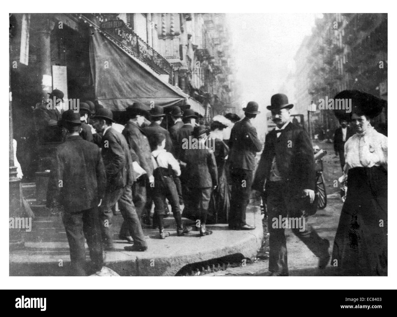 Fotografia di Bootblack stand su Jewish Anno Nuovo. Datata 1905 Foto Stock